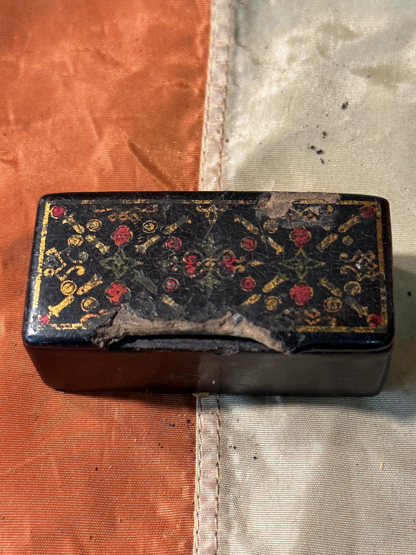 SCARCE CIVIL WAR OFFICER HAND-PAINTED PILL BOX: SCARCE CIVIL WAR OFFICER HAND-PAINTED PILL BOX. A VERY RARE FIND. VERY ORNATE WITH AN EXCELLENT DESIGN AND DETAILED CRAFTSMANSHIP. PLEASE VIEW ALL DETAILED PICTURES. A GREAT FIND AND AN EXCELLENT ADDI