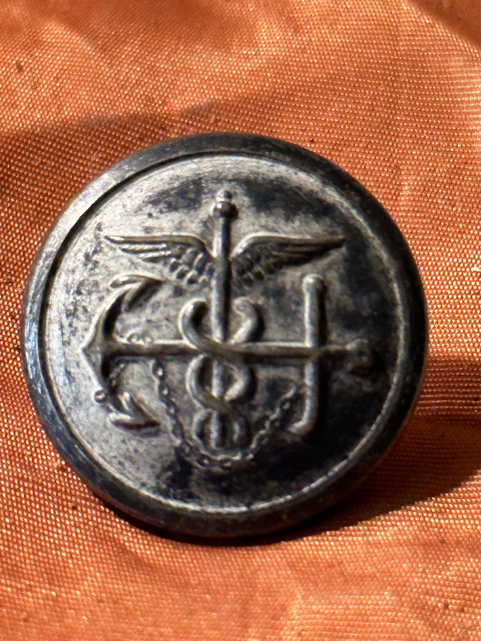 CIVIL WAR MEDICAL DOCTORS COAT BUTTON - WATERBURY BUTTON CO.: CIVIL WAR MEDICAL DOCTORS COAT BUTTON - WATERBURY BUTTON CO. A RARE FIND. IT IS IN MINT OVERALL SHAPE AND CONDITION WITH A BEAUTIFUL OVERALL PATINA. HAS A GREAT LOOK TO IT WITH AN EXCELLENT OVERALL EY