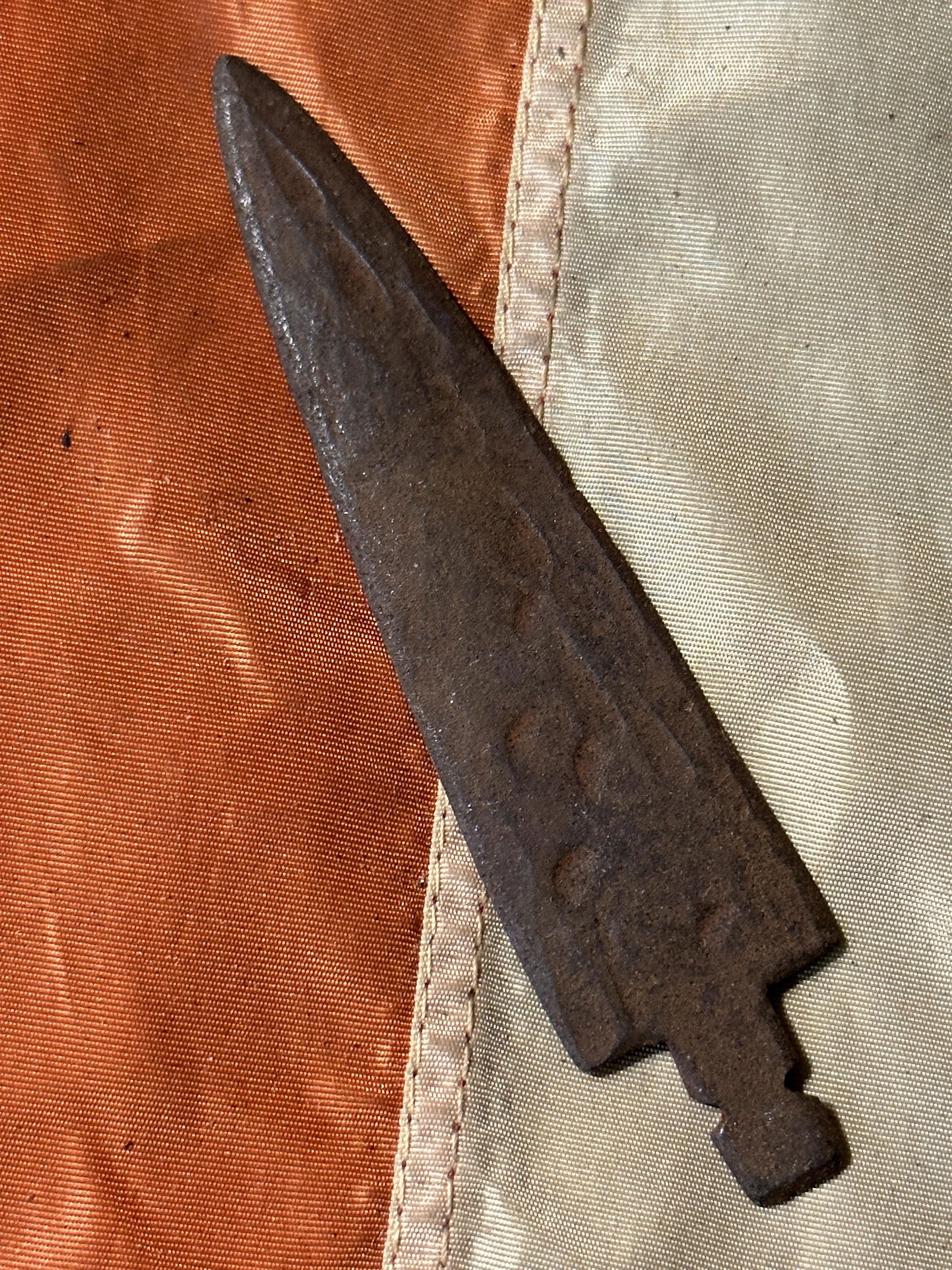 ANTIQUE 1800'S NATIVE AMERICAN SPEAR HEAD: ANTIQUE 1800'S NATIVE AMERICAN SPEAR HEAD. A RARE FIND. IT IS IN MINT OVERALL SHAPE AND CONDITION WITH A BEAUTIFUL OVERALL PATINA. A GREAT FIND AND AN EXCELLENT ADDITION TO YOUR COLLECTION.