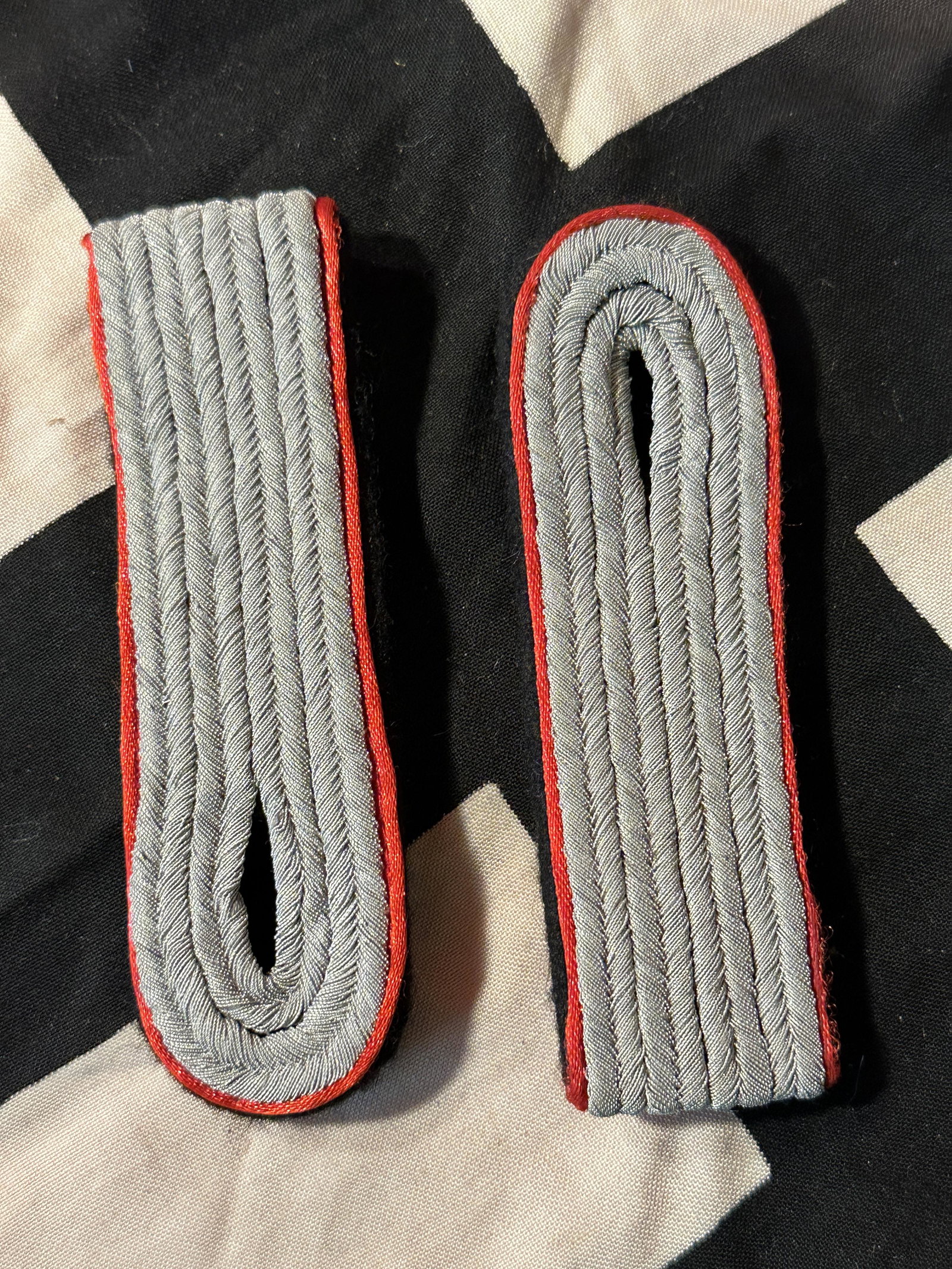 WW2 GERMAN WAFFEN SS DIV. OFFICER SHOULDER BOARDS: WW2 GERMAN WAFFEN SS DIV. OFFICER SHOULDER BOARDS. A RARE FIND. IT IS IN MINT OVERALL SHAPE AND CONDITION WITH A NICE PATINA THROUGHOUT. PLEASE VIEW ALL DETAILED PICTURES. A WELL MADE ANTIQUE GERMAN A