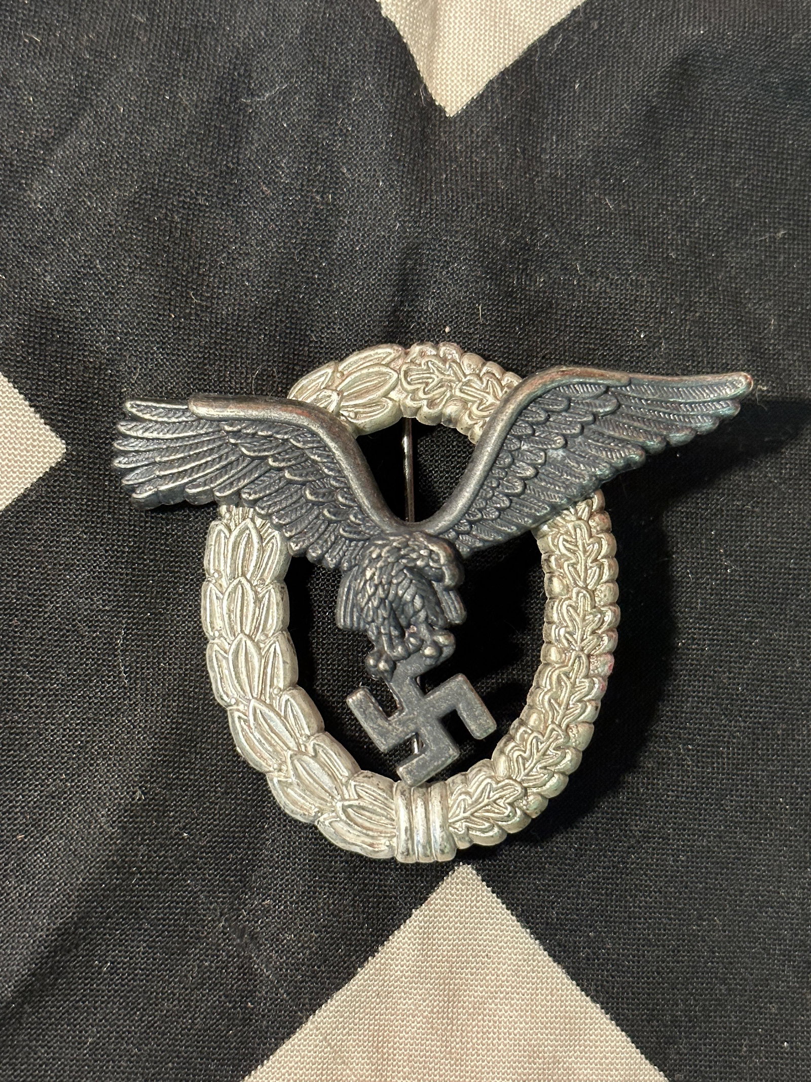 WW2 GERMAN LUFTWAFFE PILOTS BADGE: WW2 GERMAN LUFTWAFFE PILOTS BADGE. A RARE FIND. IT IS IN MINT OVERALL SHAPE AND CONDITION WITH A NICE PATINA THROUGHOUT. PLEASE VIEW ALL DETAILED PICTURES. A WELL MADE ANTIQUE GERMAN ARTIFACT.