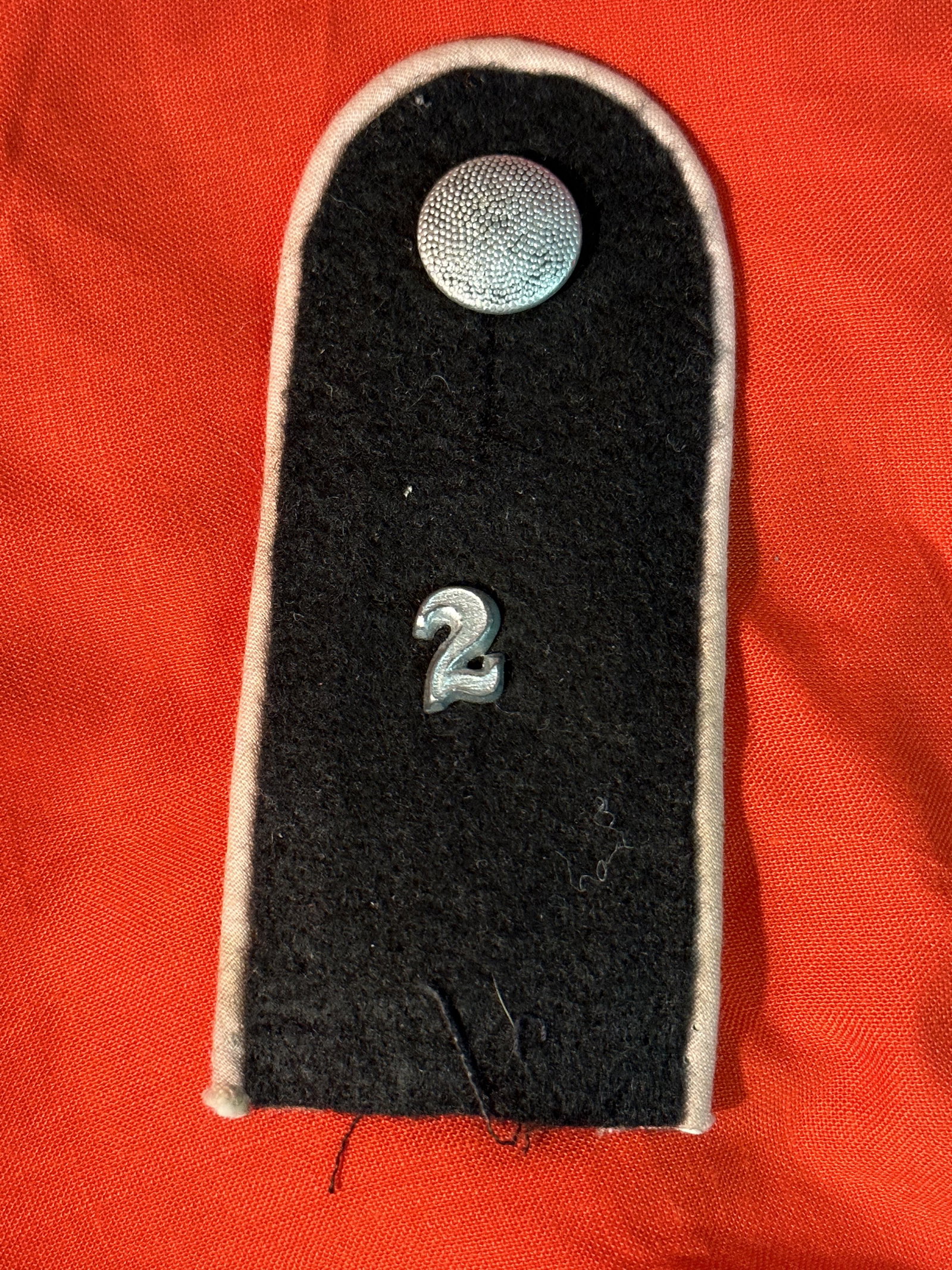 WW2 GERMAN PANZER DIVISION SHOULDER BOARD: WW2 GERMAN PANZER DIVISION SHOULDER BOARD. IT IS IN MINT OVERALL SHAPE AND CONDITION WITH A NICE PATINA THROUGHOUT. PLEASE VIEW ALL DETAILED PICTURES. A WELL MADE ANTIQUE GERMAN ARTIFACT.