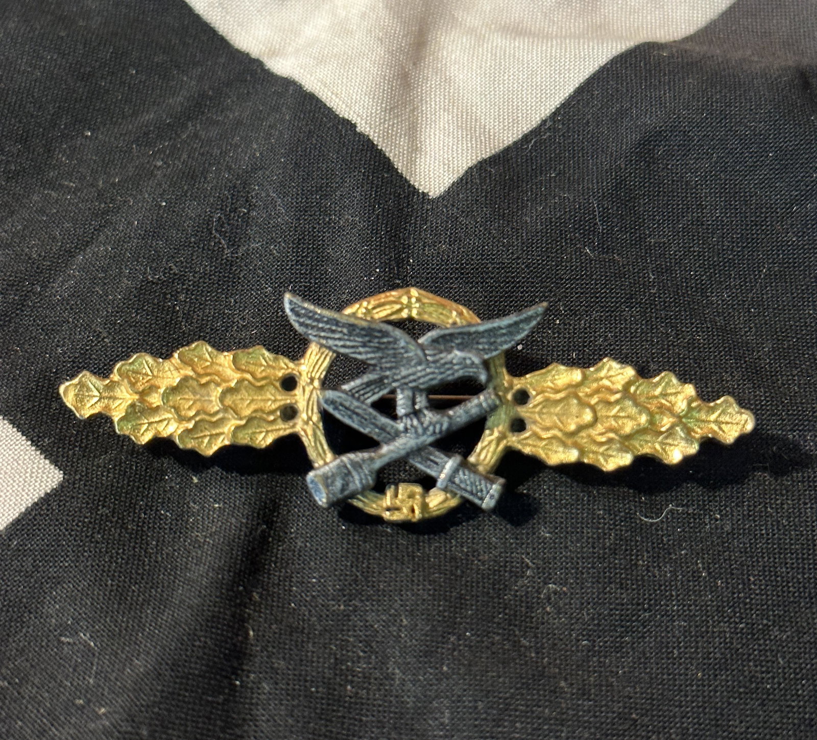 WW2 GERMAN LUFTWAFFE PILOTS BAR BADGE: WW2 GERMAN LUFTWAFFE PILOTS BAR BADGE. IT IS IN MINT OVERALL SHAPE AND CONDITION WITH A NICE PATINA THROUGHOUT. PLEASE VIEW ALL DETAILED PICTURES. A WELL MADE ANTIQUE GERMAN ARTIFACT.