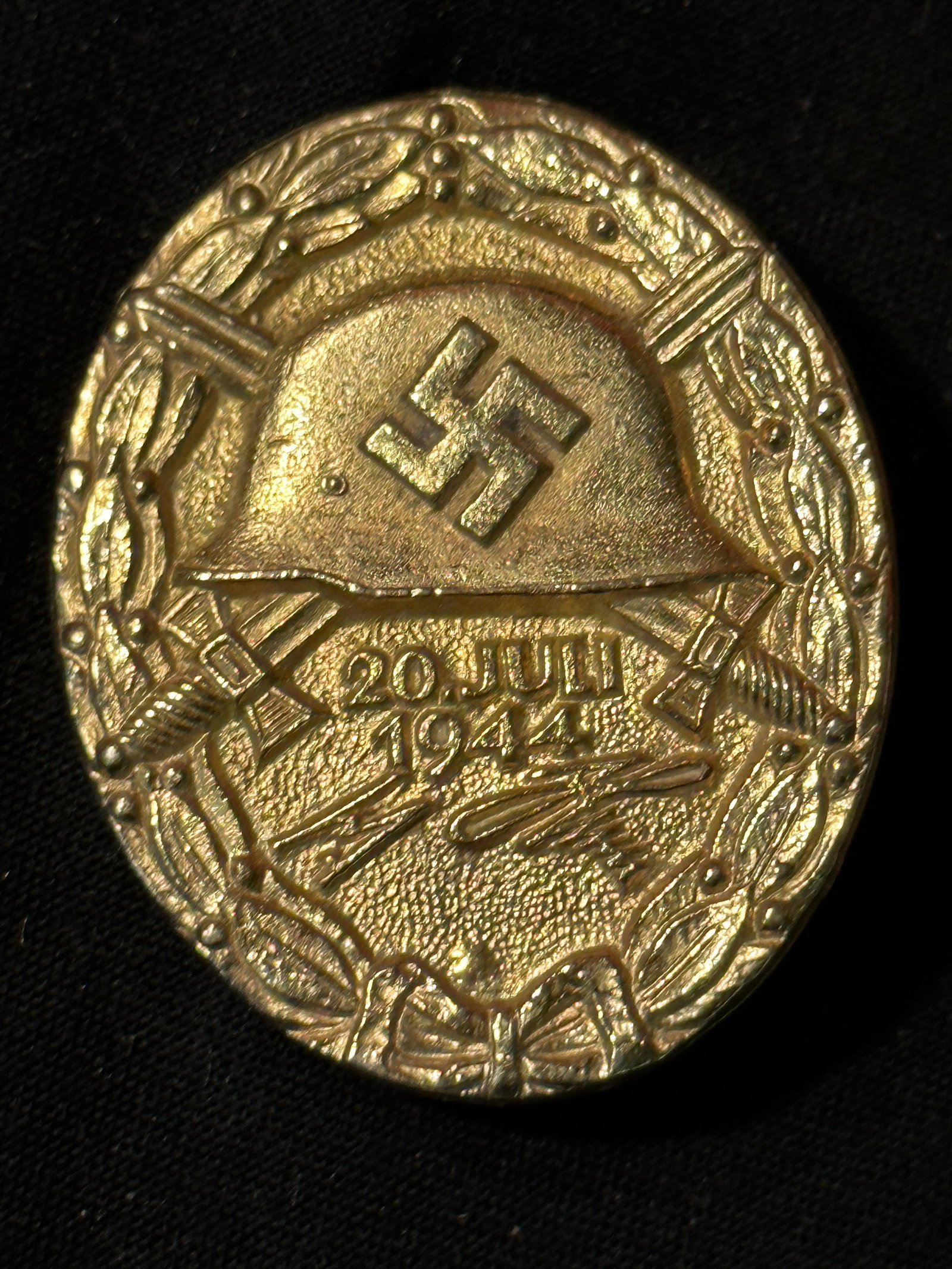 WW2 GERMAN 20 JULY 1944 WOUND BADGE IN GOLD: WW2 GERMAN 20 JULY 1944 WOUND BADGE IN GOLD. IT IS IN MINT OVERALL SHAPE AND CONDITION WITH A NICE PATINA THROUGHOUT. PLEASE VIEW ALL DETAILED PICTURES. A WELL MADE ANTIQUE GERMAN ARTIFACT.