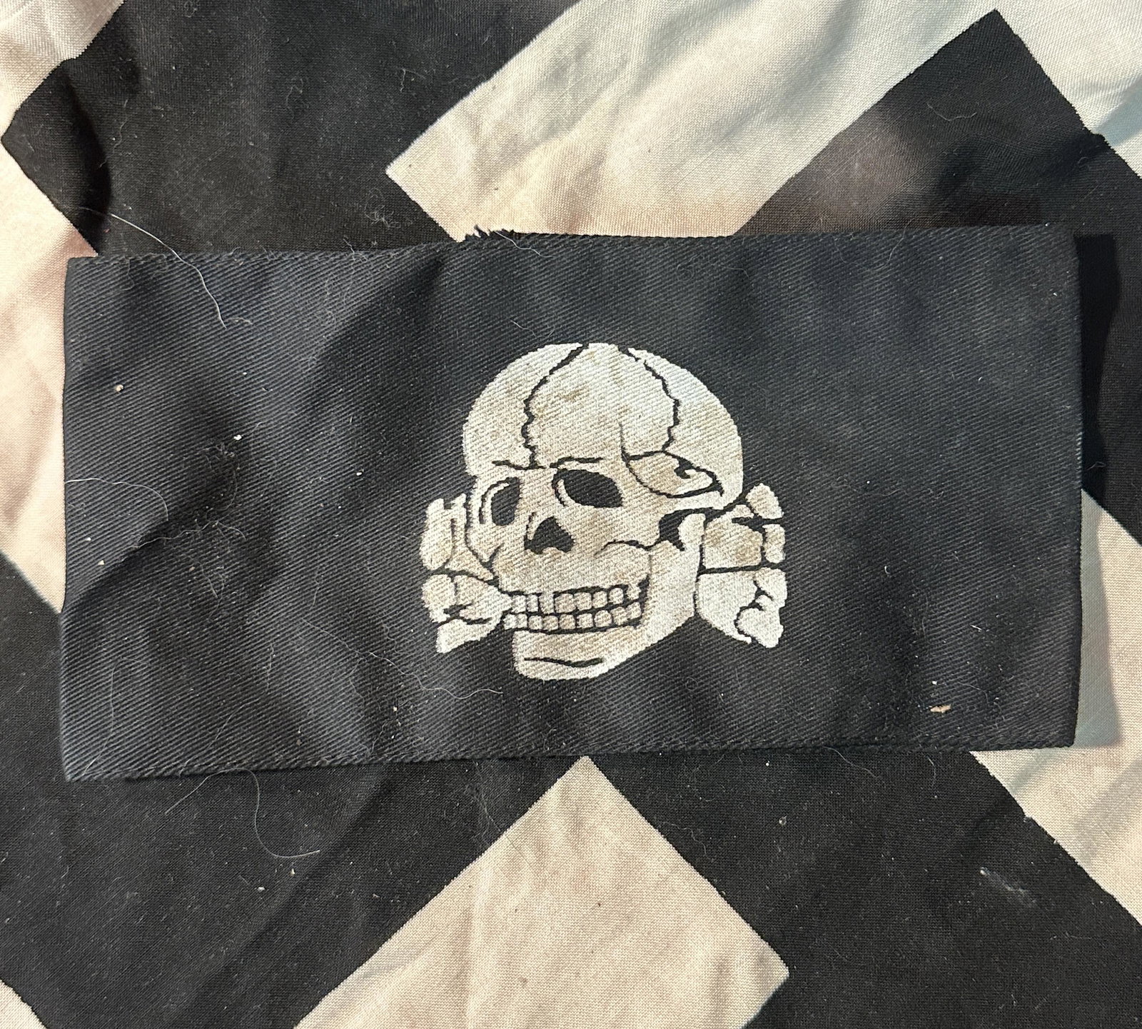 WW2 GERMAN TOTENKOPF SS OFFICER SKULL ARMBAND W/RZM TAG: WW2 GERMAN TOTENKOPF SS OFFICER SKULL ARMBAND W/RZM TAG. A RARE FIND. IT IS IN MINT OVERALL SHAPE AND CONDITION WITH A BEAUTIFUL OVERALL PATINA. A WELL MADE ANTIQUE GERMAN ARTIFACT.