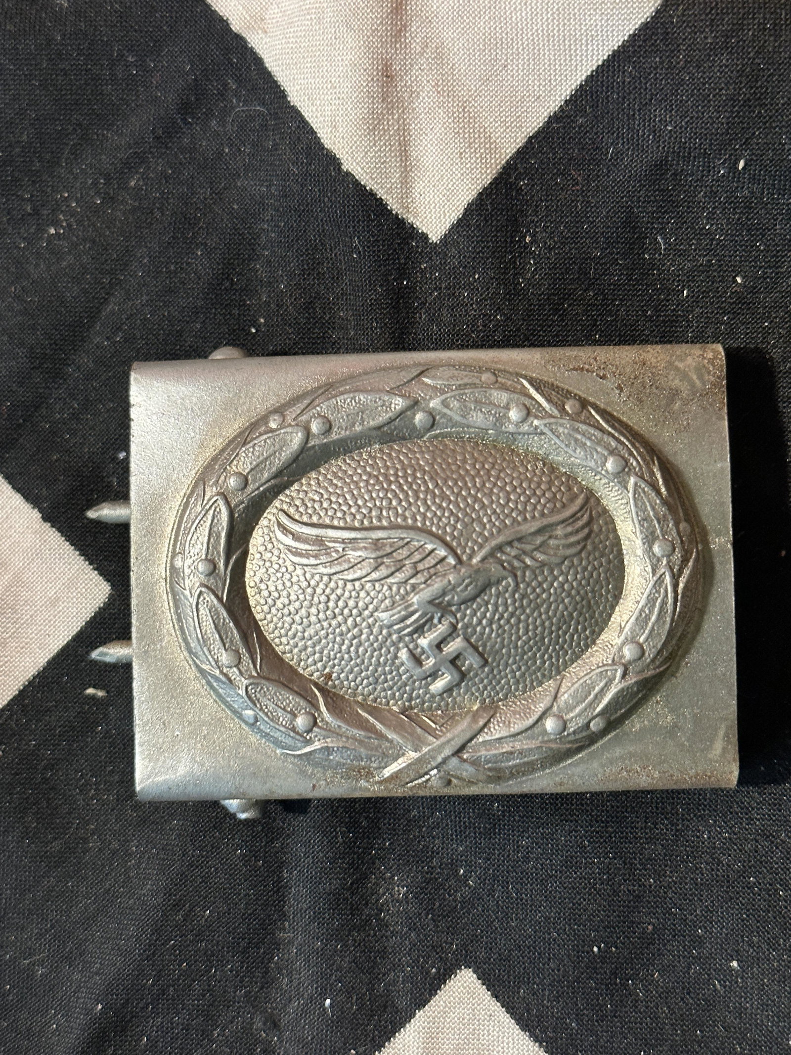 VET BRING BACK WW2 GERMAN LUFTWAFFE PILOTS BELT BUCKLE: VET BRING BACK WW2 GERMAN LUFTWAFFE PILOTS BELT BUCKLE. IT IS IN MINT OVERALL SHAPE AND CONDITION WITH A NICE PATINA THROUGHOUT. PLEASE VIEW ALL DETAILED PICTURES. A WELL MADE ANTIQUE GERMAN ARTIFACT.
