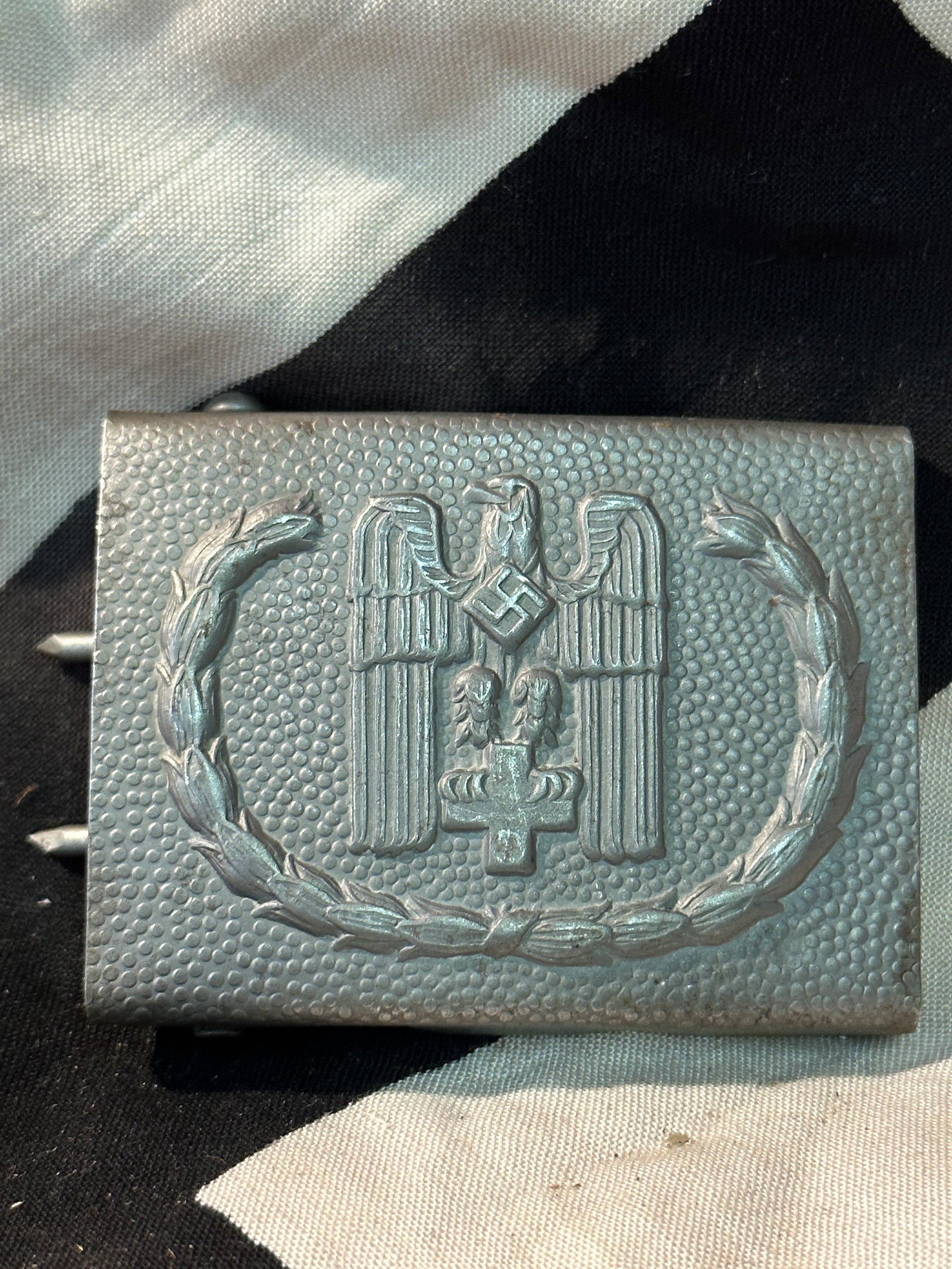 VET BRING BACK WW2 MEDICAL DOCTORS BELT BUCKLE: VET BRING BACK WW2 MEDICAL DOCTORS BELT BUCKLE. IT IS IN MINT OVERALL SHAPE AND CONDITION WITH A NICE PATINA THROUGHOUT. PLEASE VIEW ALL DETAILED PICTURES. A WELL MADE ANTIQUE GERMAN ARTIFACT.