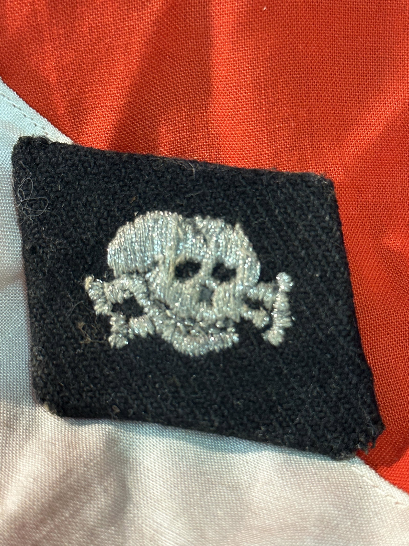 WW2 GERMAN TOTENKOPF SS SKULL COLLAR TAB: WW2 GERMAN TOTENKOPF SS SKULL COLLAR TAB. IT IS IN MINT OVERALL SHAPE AND CONDITION WITH A NICE PATINA THROUGHOUT. PLEASE VIEW ALL DETAILED PICTURES. A WELL MADE ANTIQUE GERMAN ARTIFACT.