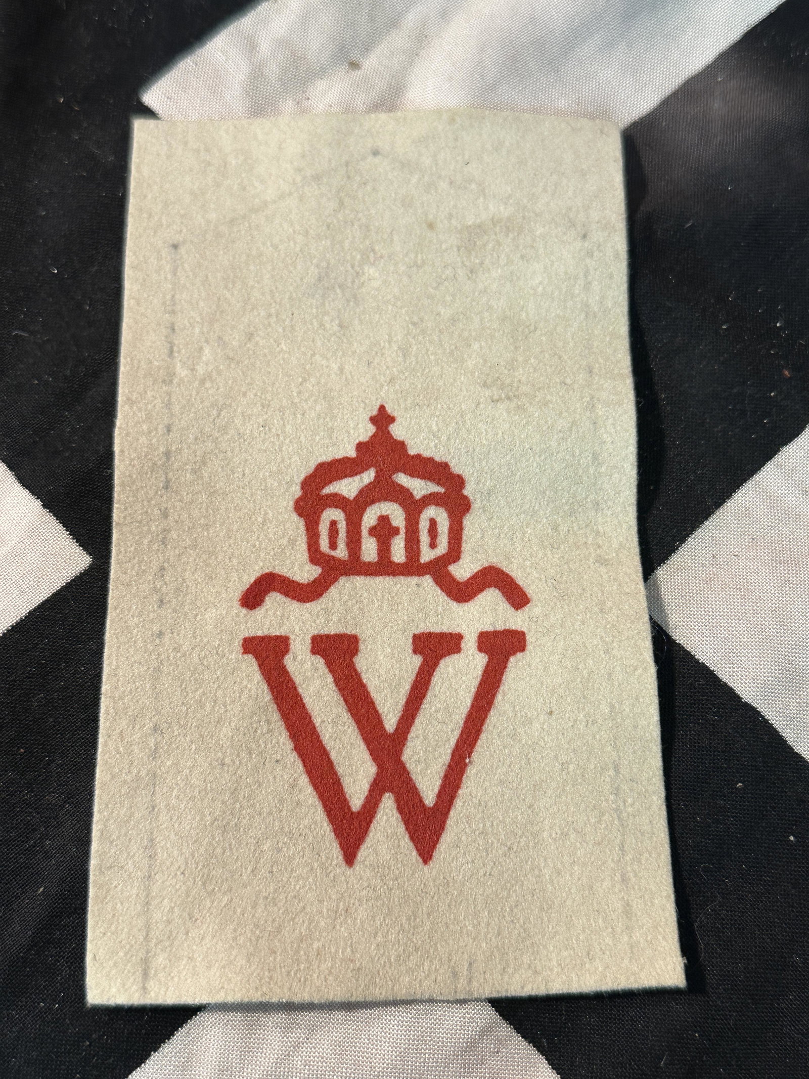 RARE WW1 GERMAN PRUSSIAN OFFICER UNIFORM INSIGNIA: RARE WW1 GERMAN PRUSSIAN OFFICER UNIFORM INSIGNIA. IT IS IN MINT OVERALL SHAPE AND CONDITION WITH A NICE PATINA THROUGHOUT. PLEASE VIEW ALL DETAILED PICTURES. A WELL MADE ANTIQUE GERMAN ARTIFACT.