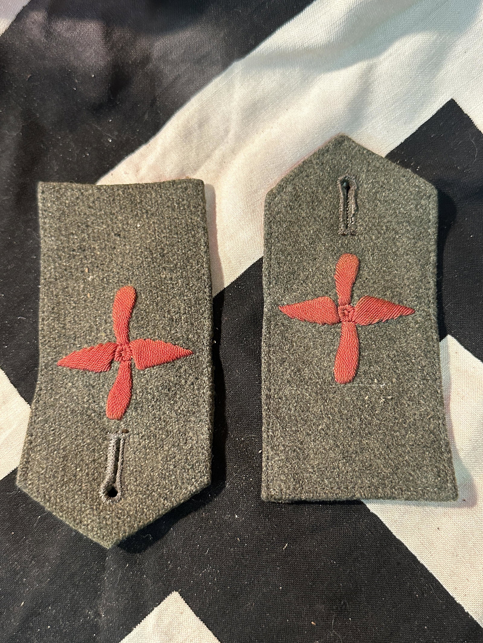 WW2 GERMAN LUFTWAFFE PILOTS COAT SHOULDER STRAPS: WW2 GERMAN LUFTWAFFE PILOTS COAT SHOULDER STRAPS. WAS BROUGHT BACK HOME BY A VET. IT IS IN MINT OVERALL SHAPE AND CONDITION WITH A NICE PATINA THROUGHOUT. PLEASE VIEW ALL DETAILED PICTURES. A WELL MAD