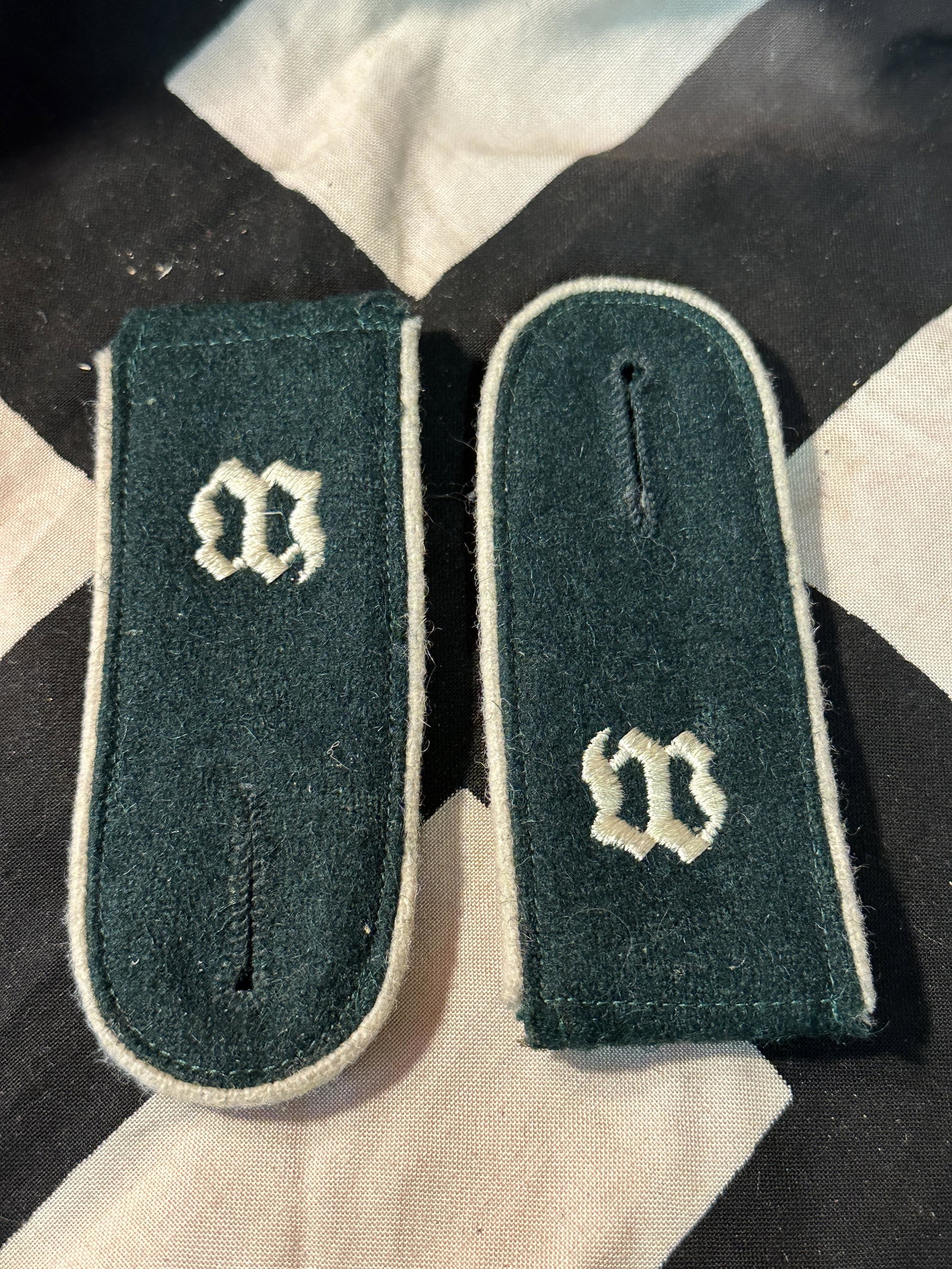 RARE WW2 GERMAN HEER ARMY OFFICER COAT SHOULDER STRAPS: RARE WW2 GERMAN HEER ARMY OFFICER COAT SHOULDER STRAPS. IT IS IN MINT OVERALL SHAPE AND CONDITION WITH A NICE PATINA THROUGHOUT. PLEASE VIEW ALL DETAILED PICTURES. A WELL MADE ANTIQUE GERMAN ARTIFACT.