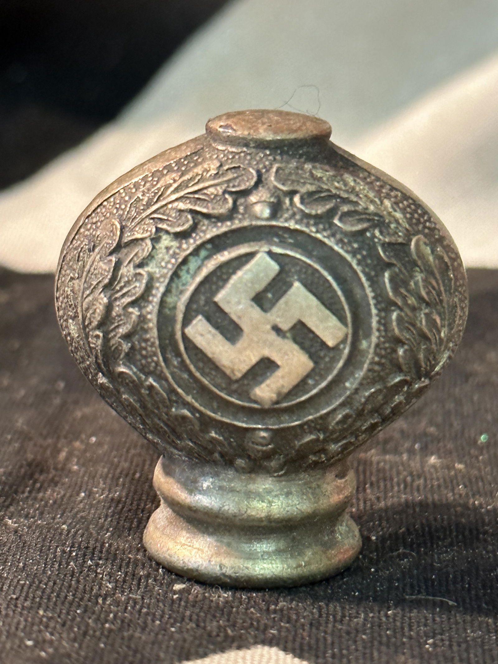 WW2 GRMAN LUFTWAFFE PILOTS DAGGER POMMEL: WW2 GRMAN LUFTWAFFE PILOTS DAGGER POMMEL. WAS BROUGHT BACK HOME BY A VET. IT IS IN GOOD SHAPE AND CONDITION WITH A NICE PATINA THROUGHOUT. A WELL MADE ANTIQUE GERMAN ARTIFACT.