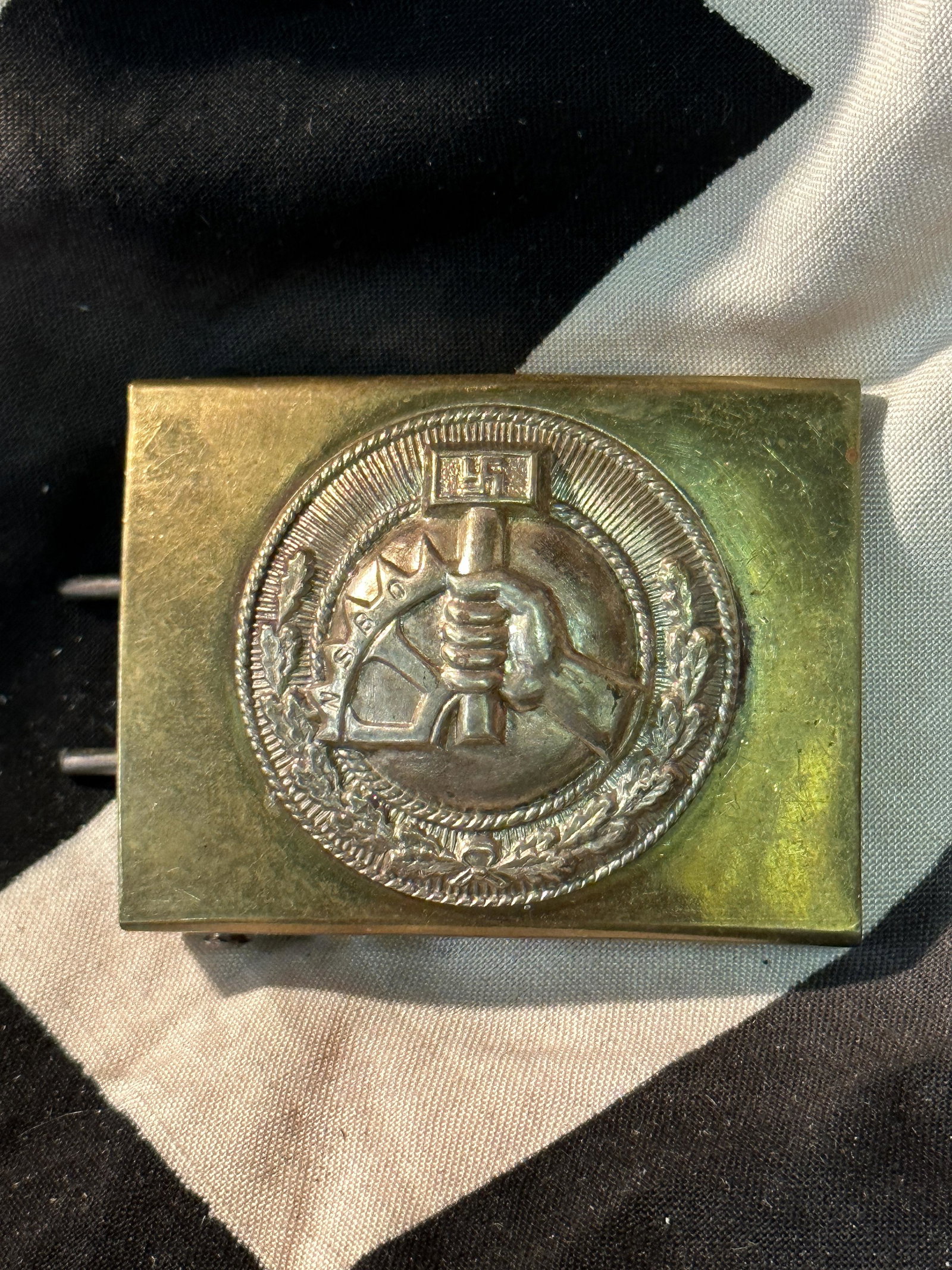 RARE WW2 GERMAN LABOR CORPS BELT BUCKLE: RARE WW2 GERMAN LABOR CORPS BELT BUCKLE. A RARE FIND. WAS BROUGHT BACK HOME BY A VET. IT IS IN GOOD SHAPE AND CONDITION WITH A NICE PATINA THROUGHOUT. A WELL MADE ANTIQUE GERMAN ARTIFACT.