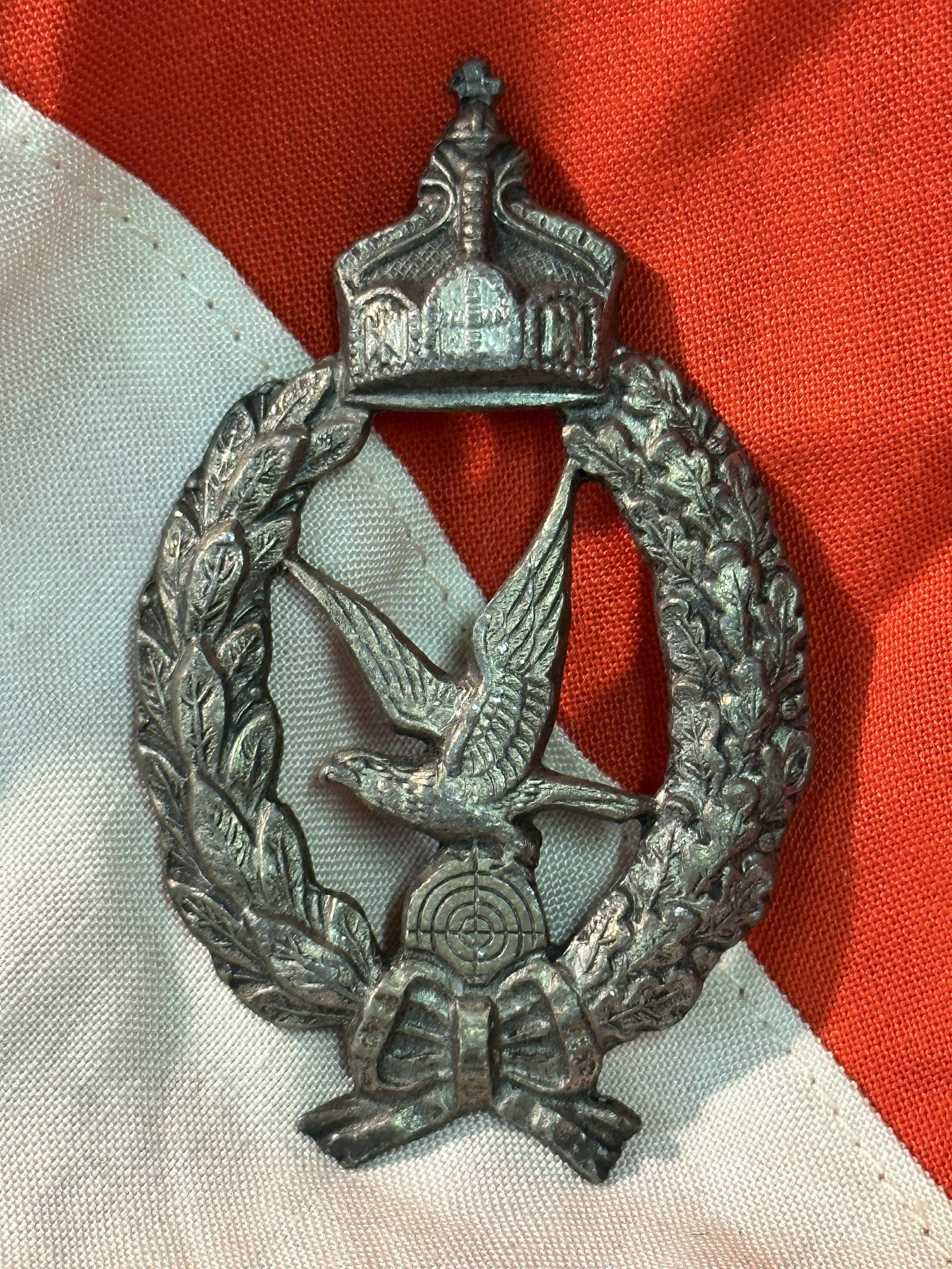 WW1 GERMAN PRUSSIAN SHARP-SHOOTER SILVER MEDAL BADGE: WW1 GERMAN PRUSSIAN SHARP-SHOOTER SILVER MEDAL BADGE. A VERY RARE FIND. IT IS IN MINT OVERALL SHAPE AND CONDITION WITH A NICE PATINA THROUGHOUT. PLEASE VIEW ALL DETAILED PICTURES. A GREAT FIND AND AN 