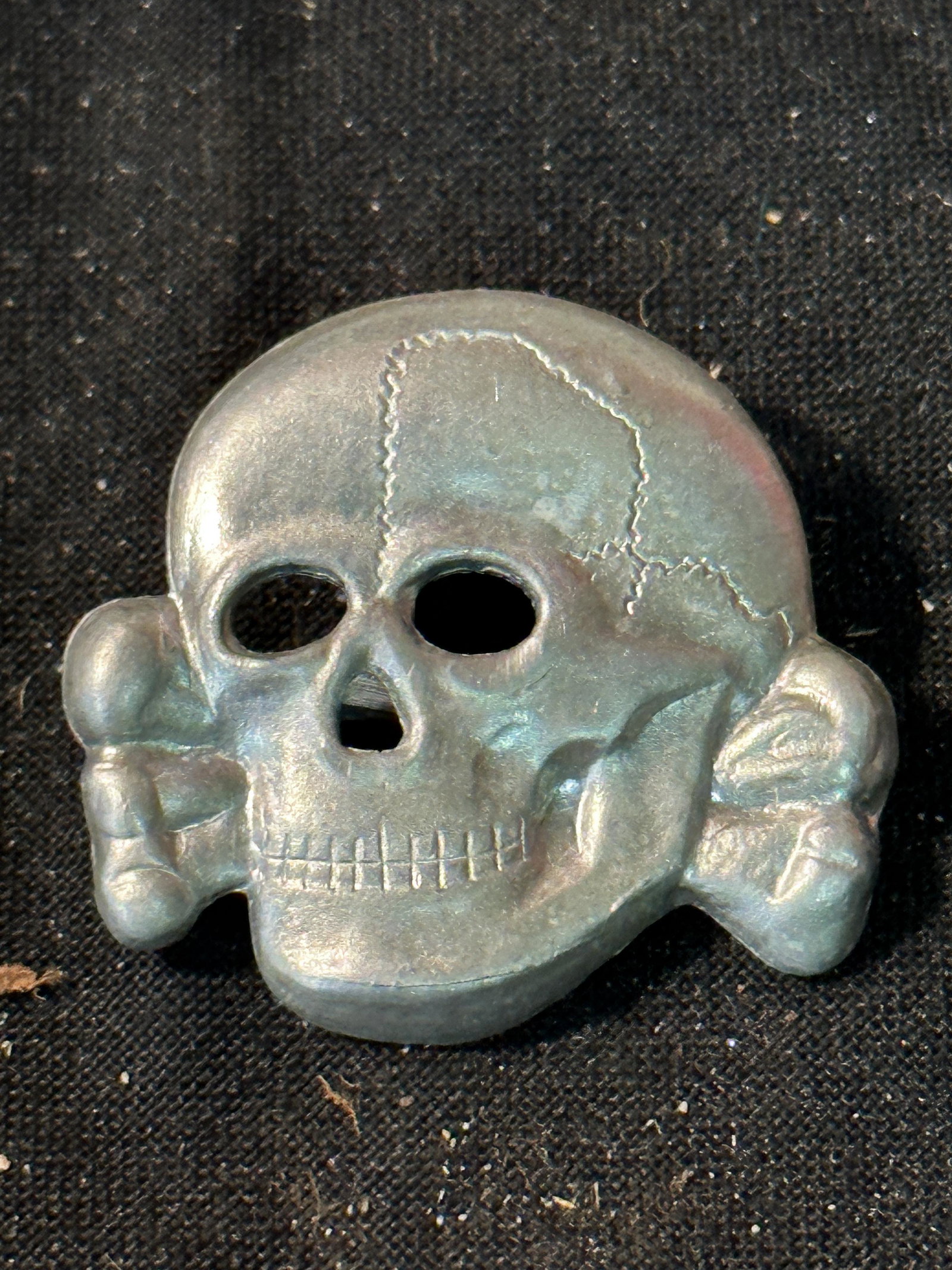 WW2 GERMAN TOTENKOPF SS SKULL BADGE INSIGNIA: WW2 GERMAN TOTENKOPF SS SKULL BADGE INSIGNIA. IT IS IN MINT OVERALL SHAPE AND CONDITION WITH A BEAUTIFUL OVERALL PATINA. A WELL MADE ANTIQUE GERMAN ARTIFACT.
