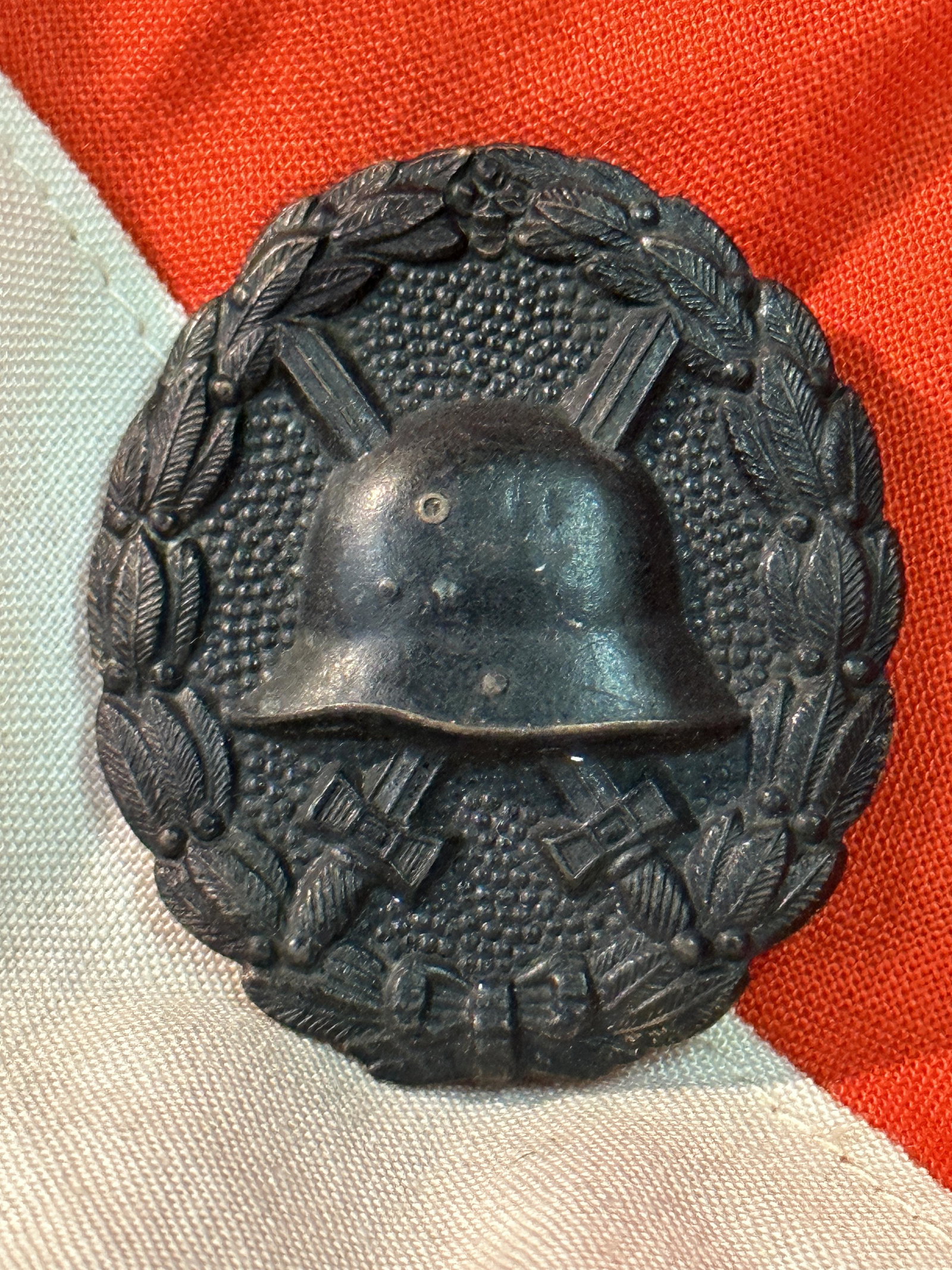 WW1 GERMAN PRUSSIAN WOUND BADGE IN BLACK: WW1 GERMAN PRUSSIAN WOUND BADGE IN BLACK. IT IS IN MINT OVERALL SHAPE AND CONDITION WITH A BEAUTIFUL OVERALL PATINA. A WELL MADE ANTIQUE GERMAN ARTIFACT.