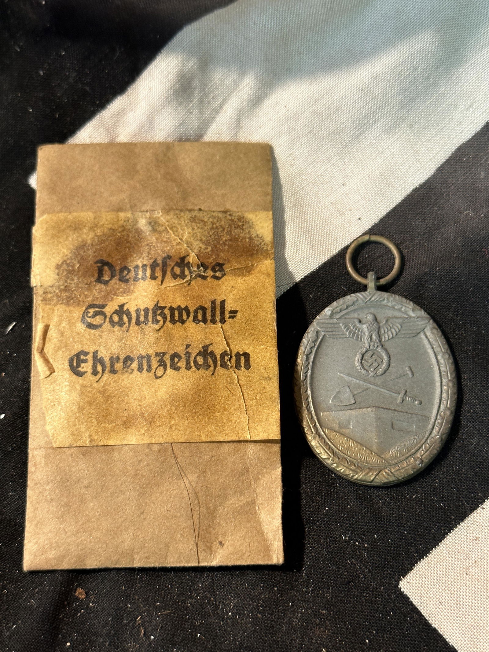 WW2 GERMAN WEST WALL MEDAL IN ORIG. CASE: WW2 GERMAN WEST WALL MEDAL IN ORIG. CASE. WAS BROUGHT BACK HOME BY A VET. IT IS IN MINT OVERALL SHAPE AND CONDITION WITH A BEAUTIFUL OVERALL PATINA. A WELL MADE ANTIQUE GERMAN ARTIFACT.