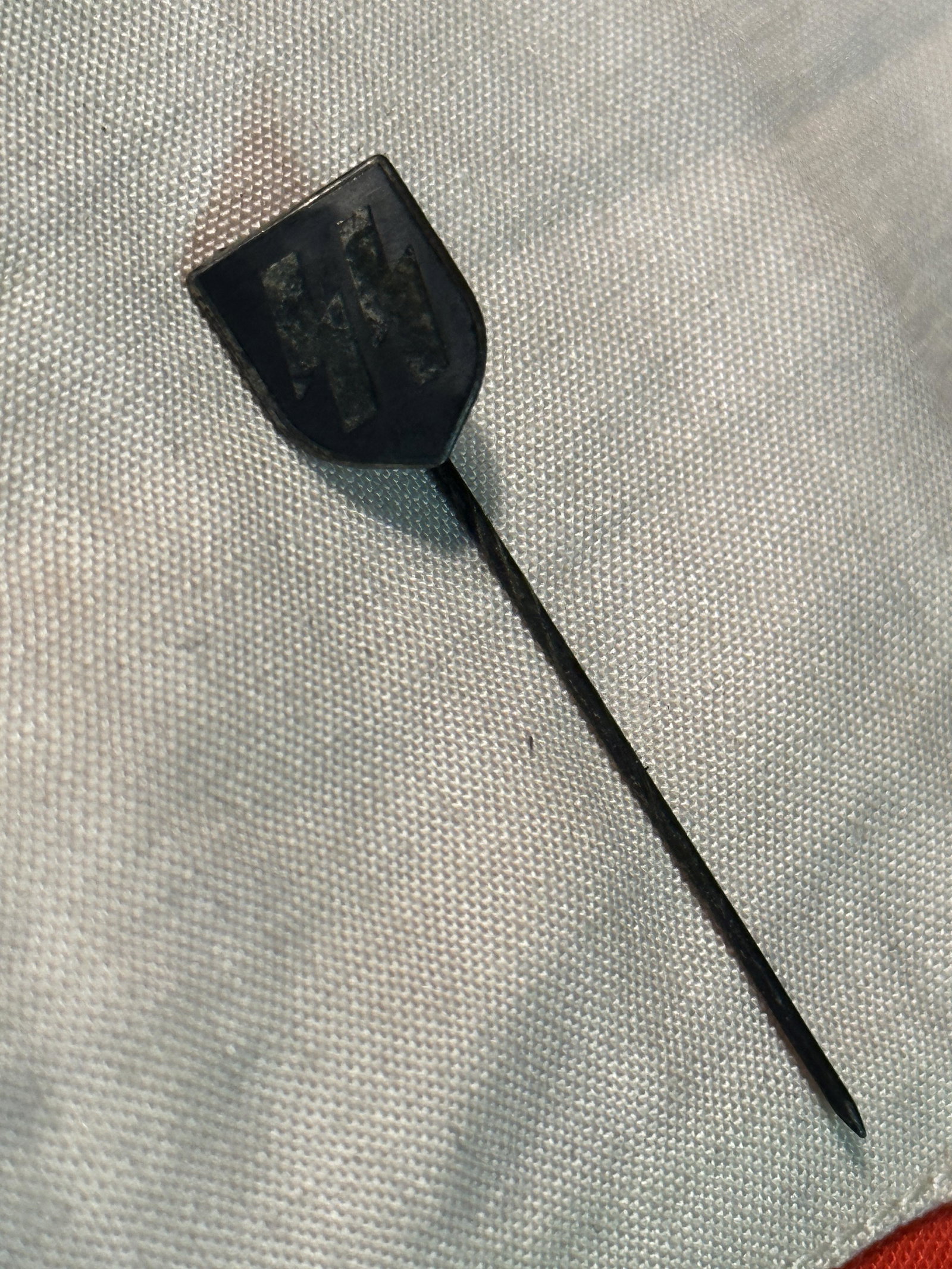 WW2 GERMAN WAFFEN SS OFFICER COAT PIN: WW2 GERMAN WAFFEN SS OFFICER COAT PIN. IT IS IN MINT OVERALL SHAPE AND CONDITION WITH A BEAUTIFUL OVERALL PATINA. A WELL MADE ANTIQUE GERMAN ARTIFACT.