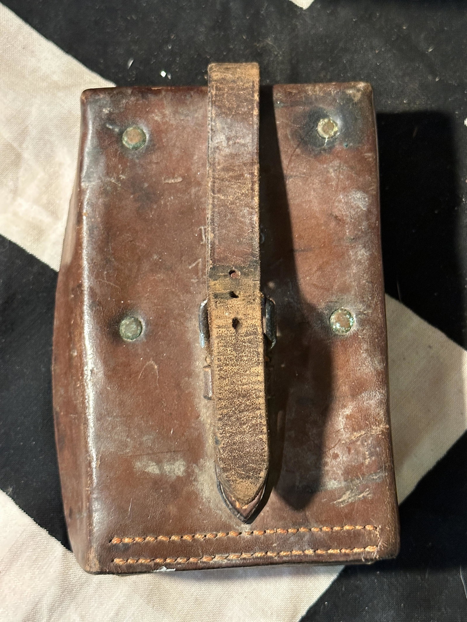ID'D WW2 GERMAN OFFICER MIRROR WITH CASE: ID'D WW2 GERMAN OFFICER MIRROR WITH CASE. HAS THE MAKER MARKS ON THE INSIDE. PLEASE VIEW ALL DETAILED PICTURES. A WELL MADE ANTIQUE GERMAN ARTIFACT.