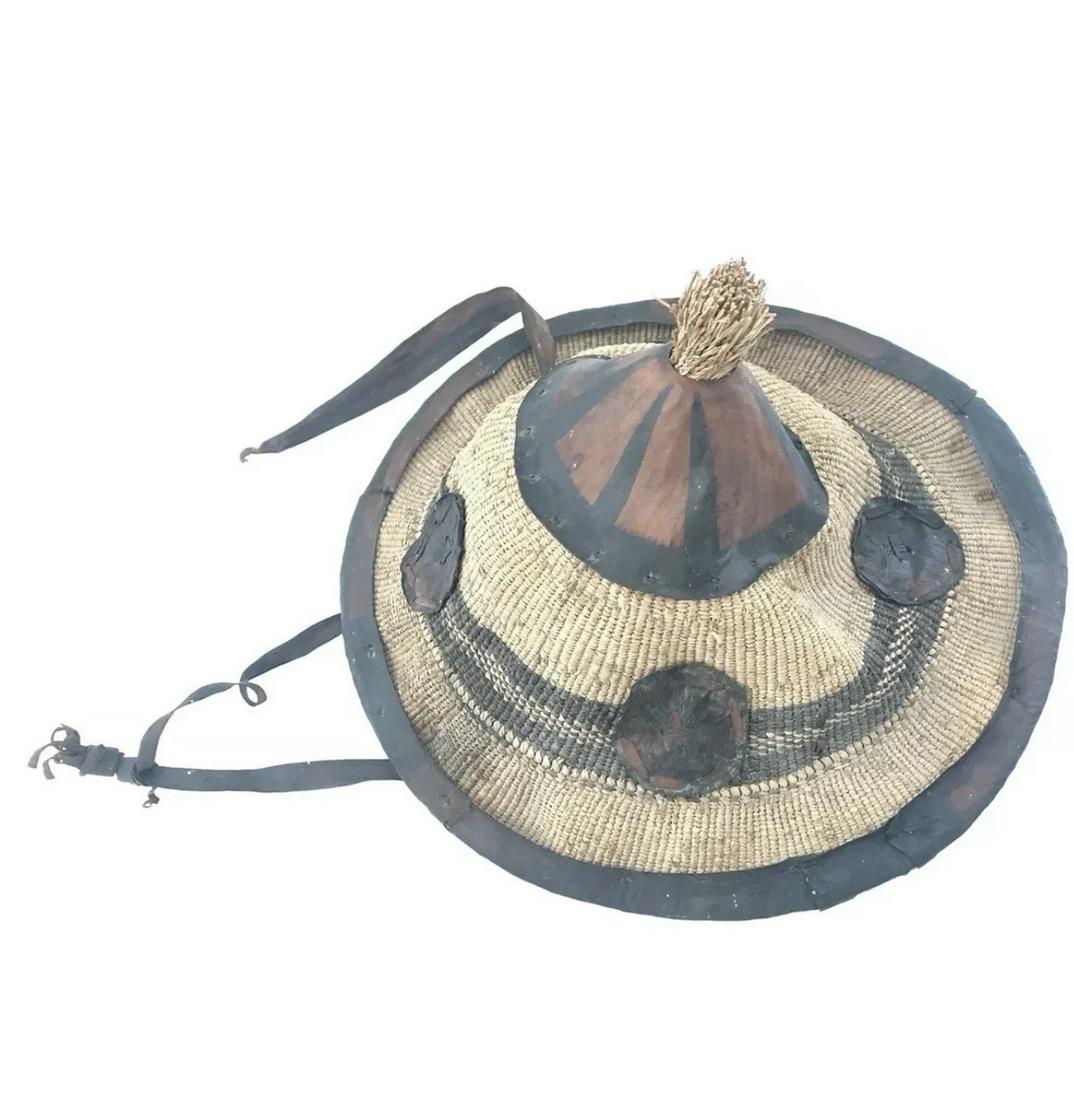 ANTIQUE 17TH CENTURY JAPANESE SAMURAI SOLDIERS HAT CAP: ANTIQUE 17TH CENTURY JAPANESE SAMURAI SOLDIERS HAT CAP. A VERY RARE FIND. IT IS IN MINT OVERALL SHAPE AND CONDITION WITH A BEAUTIFUL OVERALL PATINA. HAS A GREAT LOOK TO IT WITH AN EXCELLENT OVERALL EY