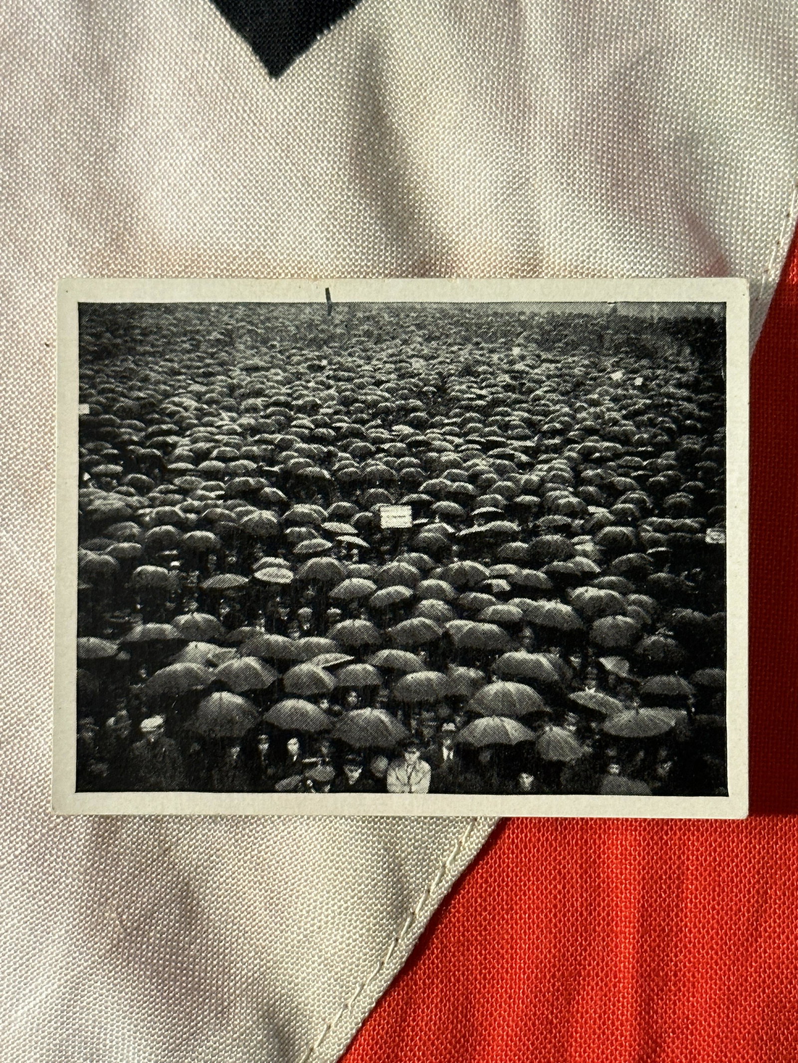 WW2 GERMAN PEOPLE GATHERING FOR HITLER'S SPEECH CIGARETTE CASE CARD: WW2 GERMAN PEOPLE GATHERING FOR HITLER'S SPEECH CIGARETTE CASE CARD. A RARE FIND. IT IS IN MINT OVERALL SHAPE AND CONDITION WITH A BEAUTIFUL OVERALL PATINA. SHOWS GOOD WEAR AND USE. PLEASE VIEW ALL DE