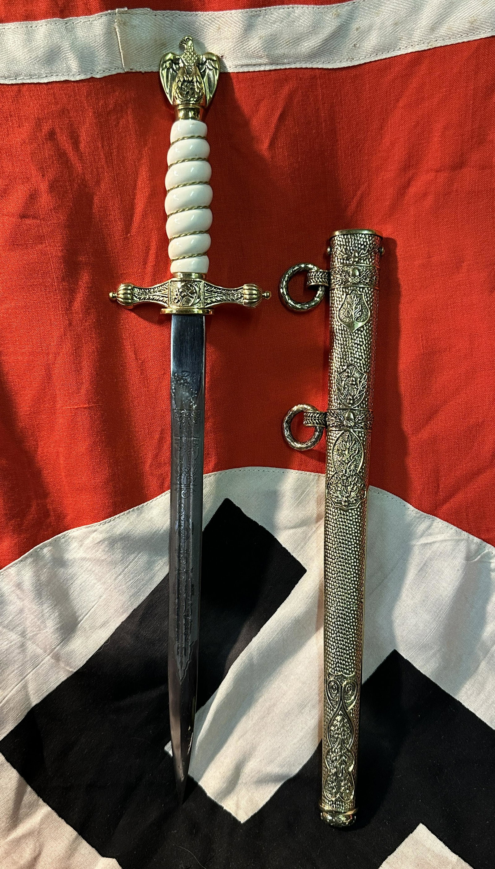 WW2 GERMAN 3RD REICH KRIEGSMARINE NAVAL OFFICERS DAGGER W/SHEATH: WW2 GERMAN 3RD REICH KRIEGSMARINE NAVAL OFFICERS DAGGER W/SHEATH. The double edged fullered steel blade stamped with E.U.F. HORSTER SOLINGEN, wire-bound ivorine grip with eagle pommel and anchor cross