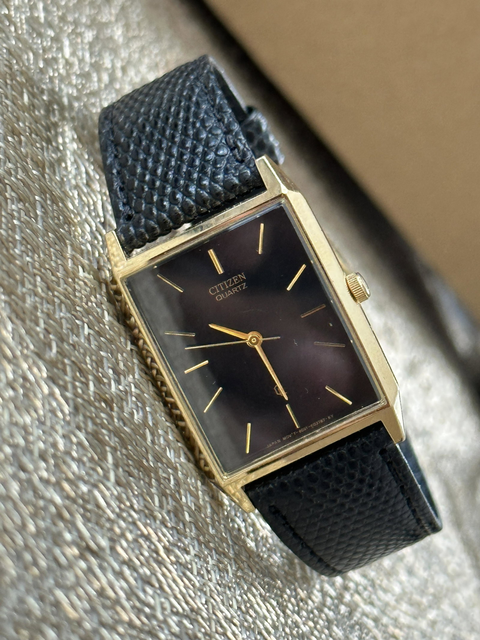 MENS VINTAGE SEIKO DRESS WATCH: MENS VINTAGE SEIKO DRESS WATCH. IN GOOD SHAPE AND CONDITION. WORKING AND KEEPING GOOD TIME. PLEASE VIEW ALL DETAILED PICTURES. A GREAT ADDITION TO YOUR COLLECTION.