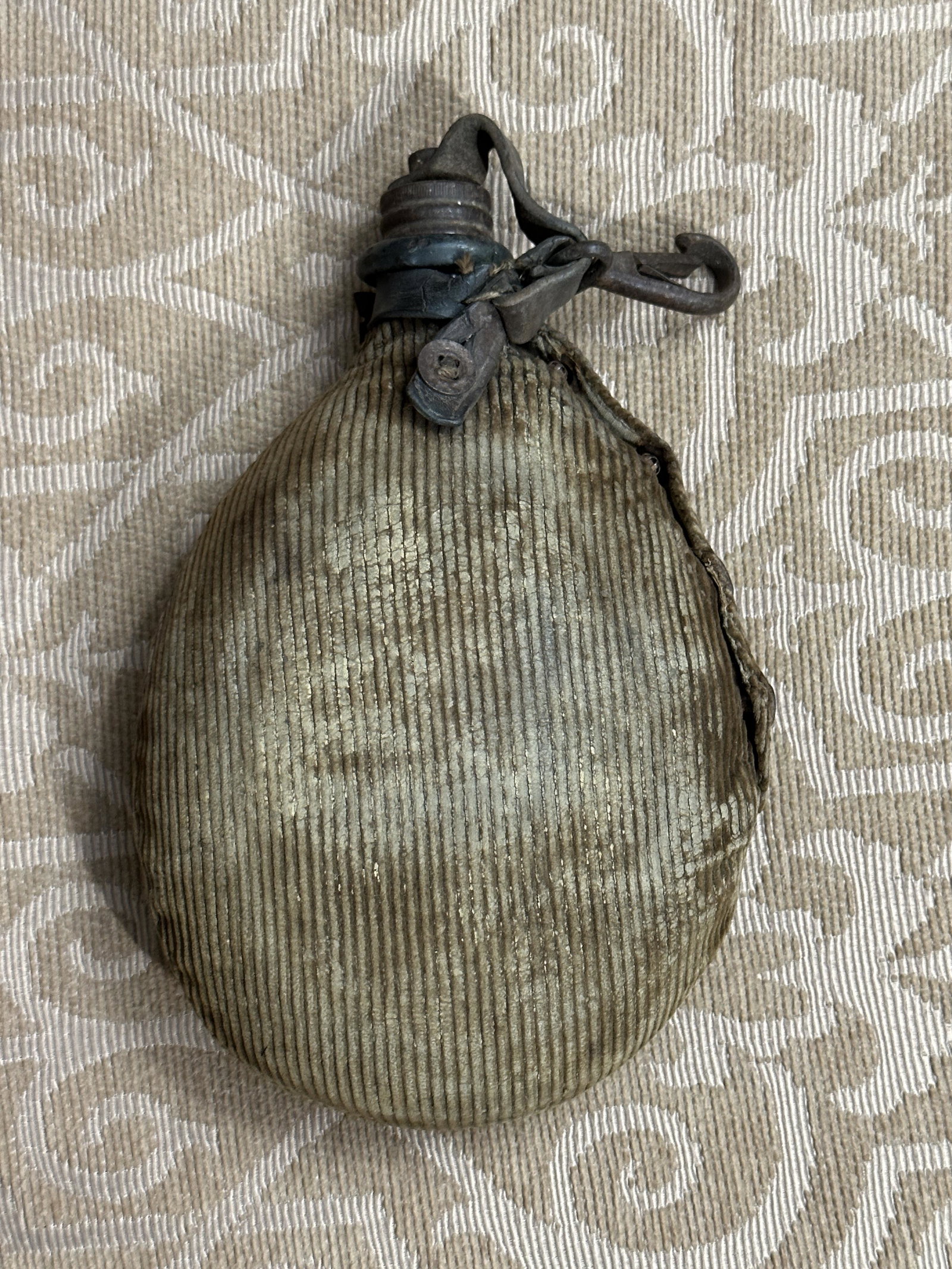 WW2 GERMAN CANVAS CANTEEN WITH HOOK (1 of 5)