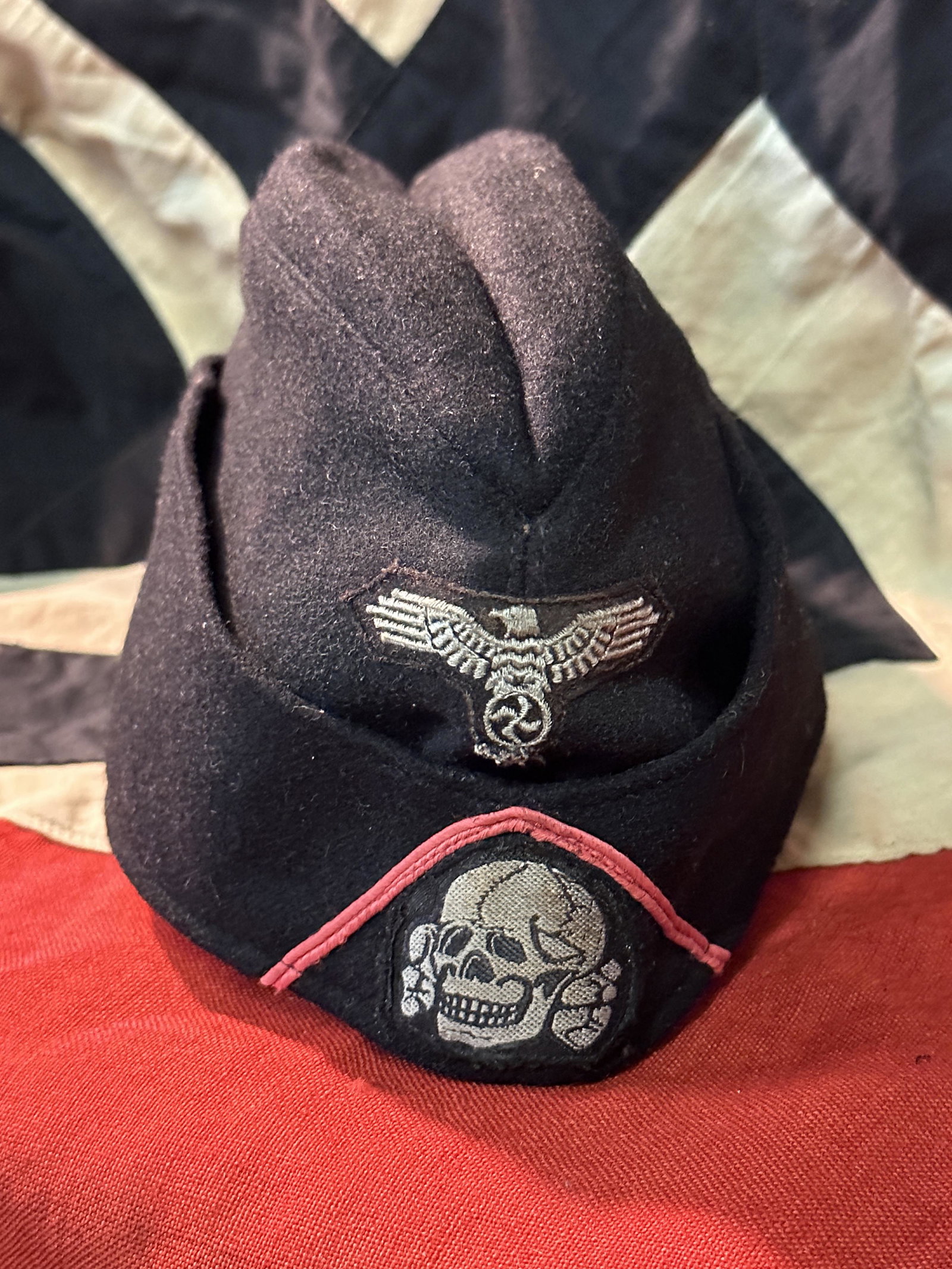 RARE WW2 GERMAN SS PANZER OFFICER OVERSEAS CAP: RARE WW2 GERMAN SS PANZER OFFICER OVERSEAS CAP. Extremely nice quality fblack wool/tricot blend construction cap features gently sloping, fold down, scalloped side and back panels. The top edges of th