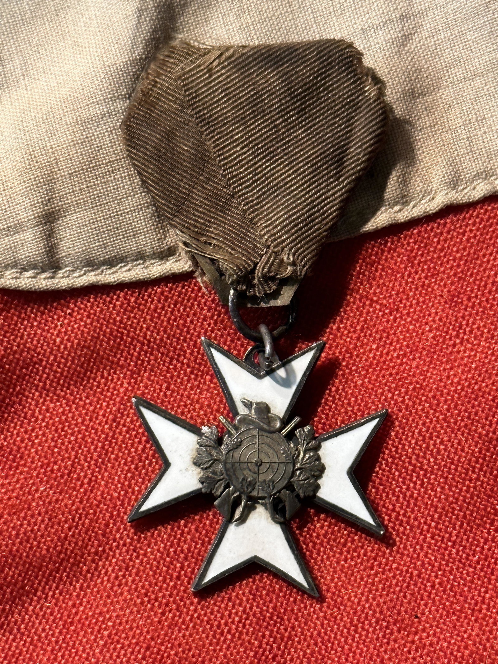 WW1 GERMAN SHOOTING CROSS MEDAL WITH RIBBON: WW1 GERMAN SHOOTING CROSS MEDAL WITH RIBBON. A RARE FIND. IT IS IN MINT OVERALL SHAPE AND CONDITION WITH A NICE PATINA THROUGHOUT. PLEASE VIEW ALL DETAILED PICTURES. A WELL MADE ANTIQUE GERMAN ARTIFAC