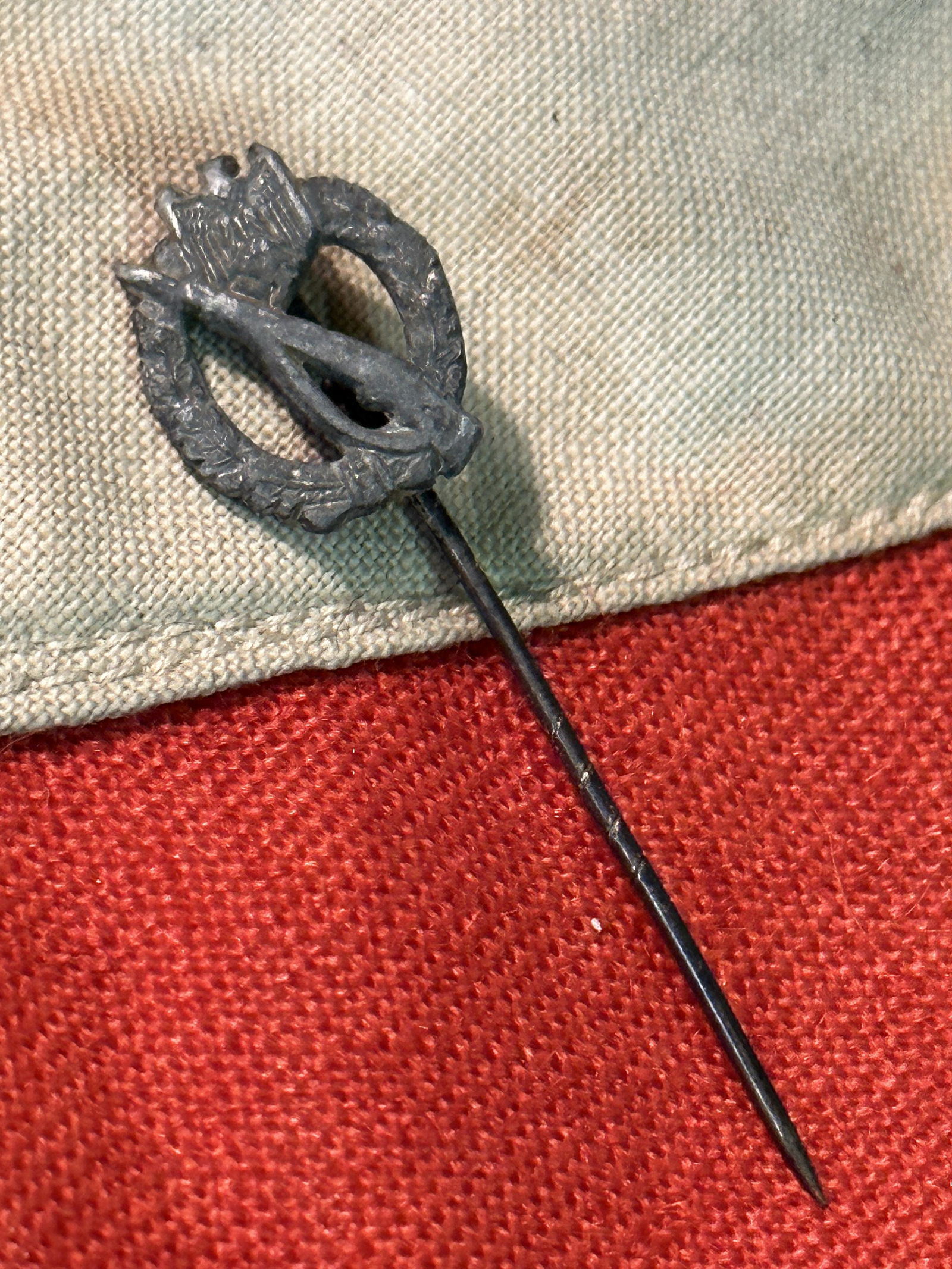 WW2 GERMAN INFANTRY ASSAULT UNIFORM PIN: WW2 GERMAN INFANTRY ASSAULT UNIFORM PIN. A RARE FIND. IN GOOD SHAPE AND CONDITION. SHOWS GOOD WEAR AND USE. PLEASE VIEW ALL DETAILED PICTURES. A NICE EXAMPLE.