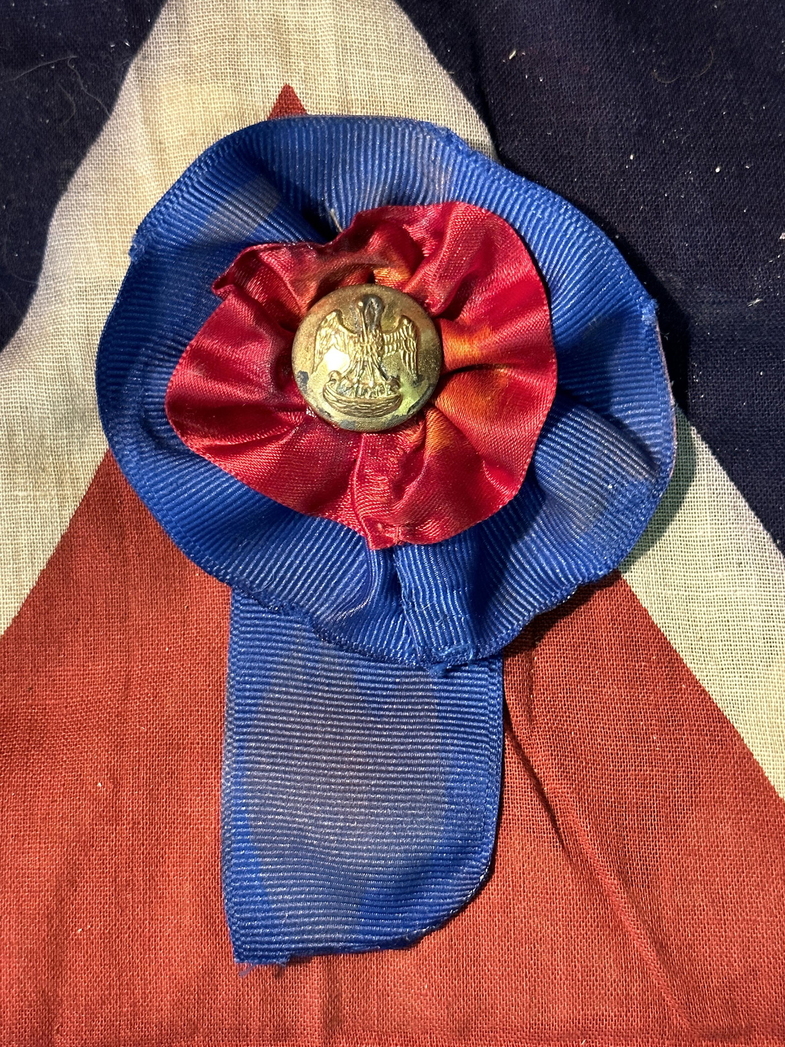 RARE CIVIL WAR LOUISIANA HARDEE HAT SIDE RIBBON WITH BUTTON: RARE CIVIL WAR LOUISIANA HARDEE HAT SIDE RIBBON WITH BUTTON. A RARE FIND. IT IS IN MINT OVERALL SHAPE AND CONDITION WITH A BEAUTIFUL OVERALL PATINA. HAS A GREAT LOOK TO IT WITH AN EXCELLENT OVERALL EY