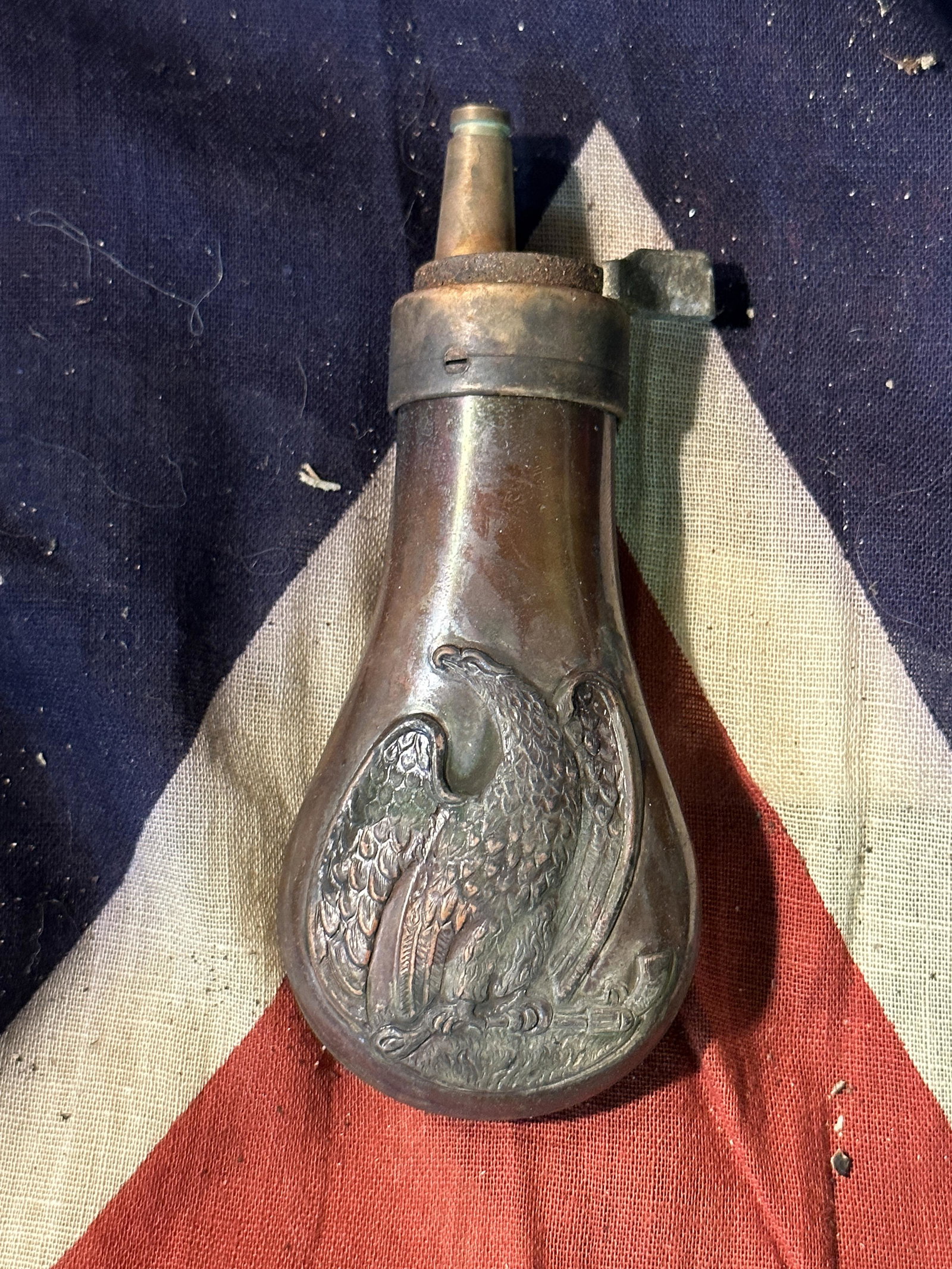 CIVIL WAR COLT POCKET MODEL PISTOL FLASK WITH EAGLE: CIVIL WAR COLT POCKET MODEL PISTOL FLASK WITH EAGLE. IT IS IN MINT OVERALL SHAPE AND CONDITION WITH A BEAUTIFUL OVERALL PATINA. HAS A GREAT LOOK TO IT WITH AN EXCELLENT OVERALL EYE APPEAL. A GREAT FIN