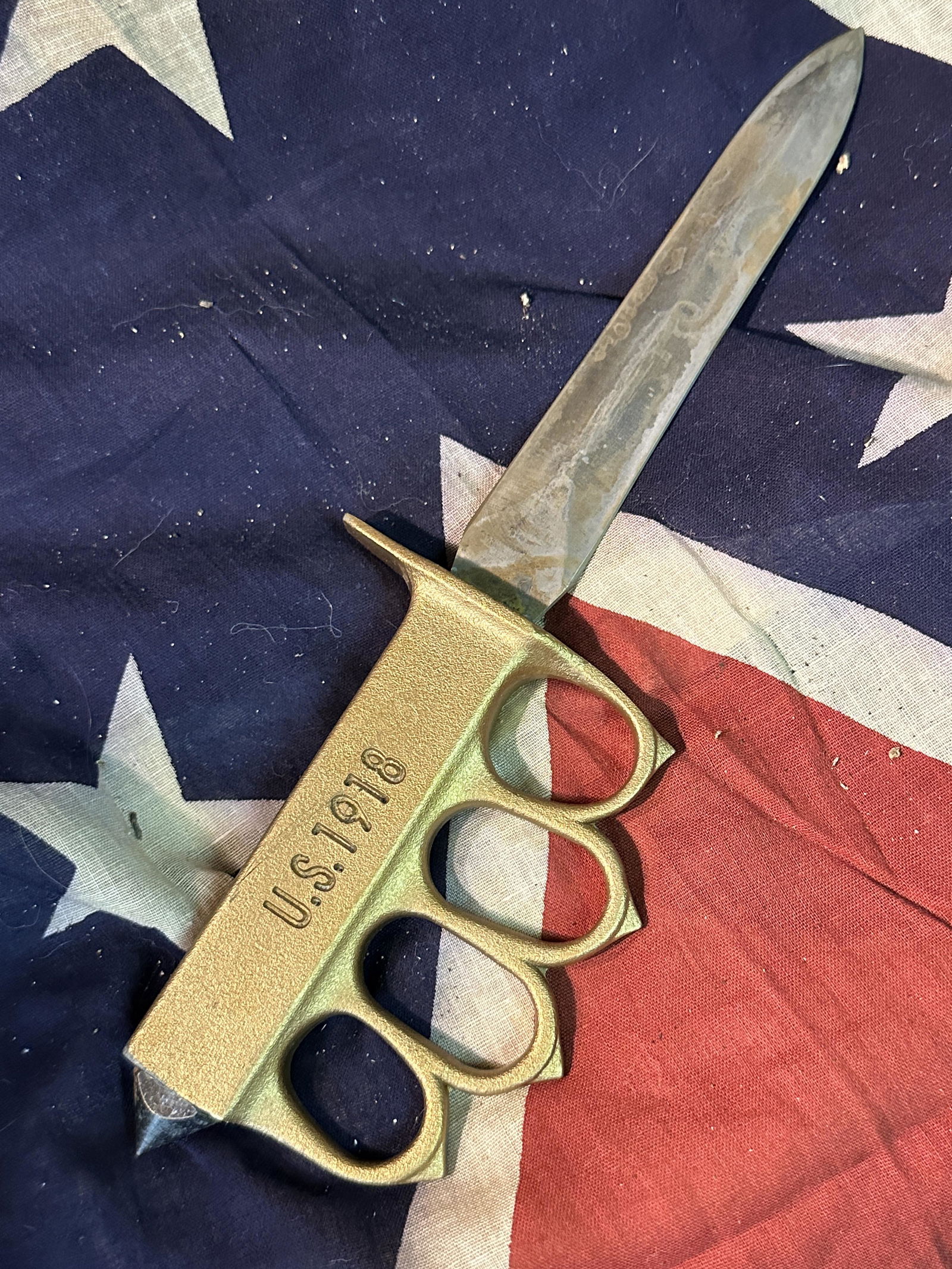 RARE U.S. WW1 1918 KNUCKLE DUSTER TRENCH DAGGER: RARE U.S. WW1 1918 KNUCKLE DUSTER TRENCH DAGGER. A RARE FIND. IT IS IN MINT OVERALL SHAPE AND CONDITION WITH A BEAUTIFUL OVERALL PATINA. HAS A GREAT LOOK TO IT WITH AN EXCELLENT OVERALL EYE APPEAL. A