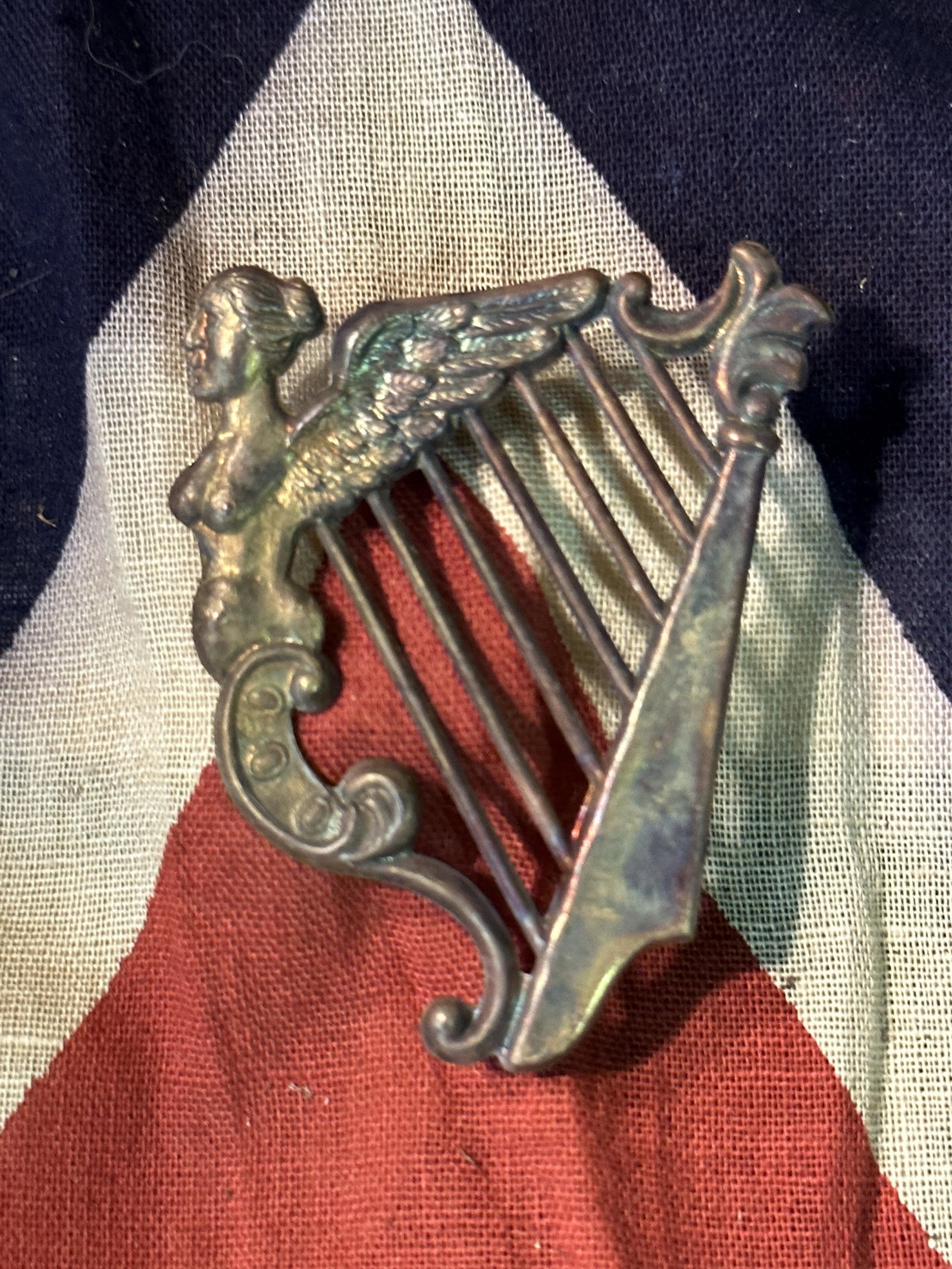 RARE CIVIL WAR IRISH BRIGADE HARP KEPI HAT CAP INSIGNIA: RARE CIVIL WAR IRISH BRIGADE HARP KEPI HAT CAP INSIGNIA. A RARE FIND. IT IS IN MINT OVERALL SHAPE AND CONDITION WITH A BEAUTIFUL OVERALL PATINA. HAS A GREAT LOOK TO IT WITH AN EXCELLENT OVERALL EYE AP