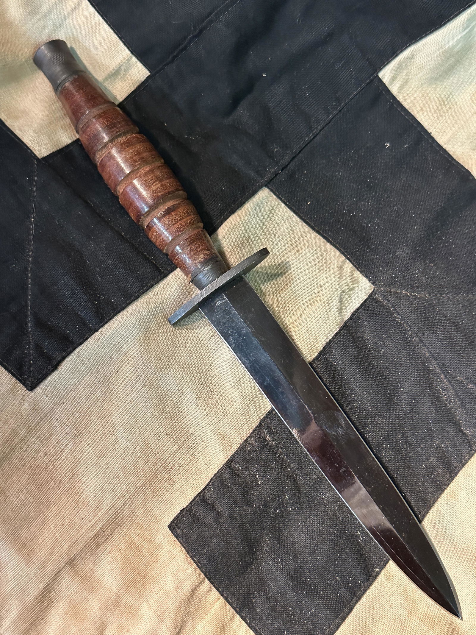 RARE WW1 GERMAN PRUSSIAN OFFICER TRENCH KNIFE FIGHTING DAGGER: RARE WW1 GERMAN PRUSSIAN OFFICER TRENCH KNIFE FIGHTING DAGGER. IN GOOD SHAPE AND CONDITION. SHOWS GOOD WEAR AND USE. PLEASE VIEW ALL DETAILED PICTURES. A NICE EXAMPLE.