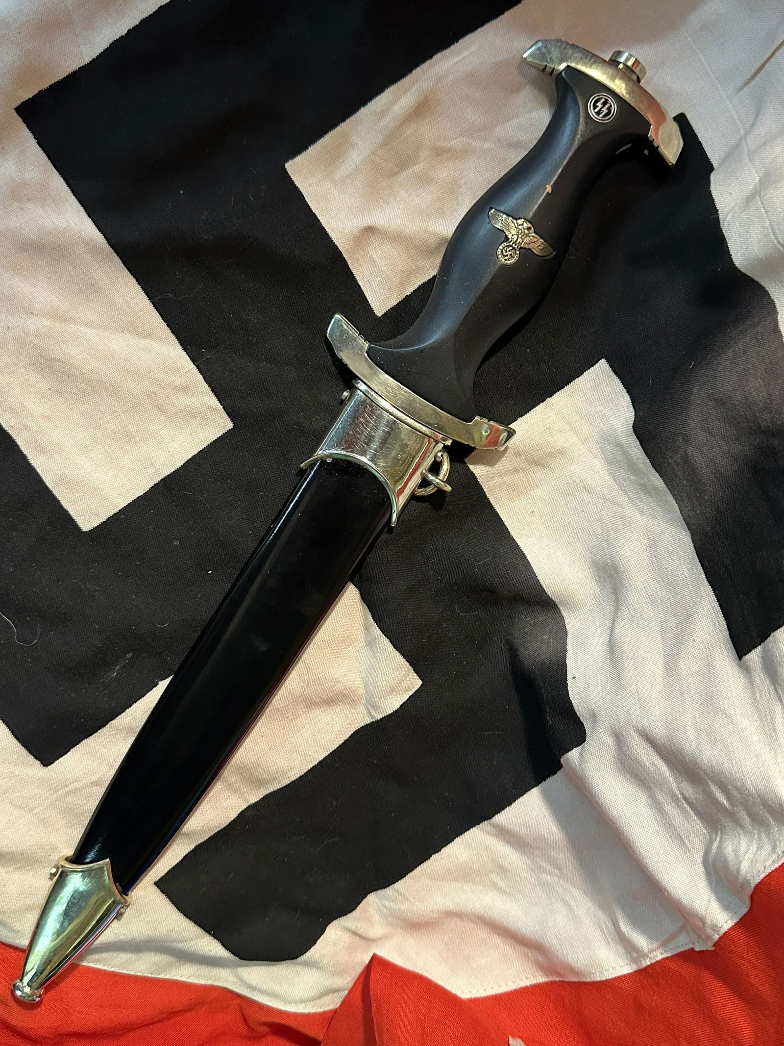WW2 GERMAN WAFFEN SS DAGGER BY BOKER SOLINGEN: WW2 GERMAN WAFFEN SS DAGGER BY BOKER SOLINGEN. A RARE FIND. IT IS IN MINT OVERALL SHAPE AND CONDITION WITH A BEAUTIFUL OVERALL PATINA. HAS THE BOKER SOLINGEN MAKER MARKS ON IT. ONE SIDE OF THE BLADE I