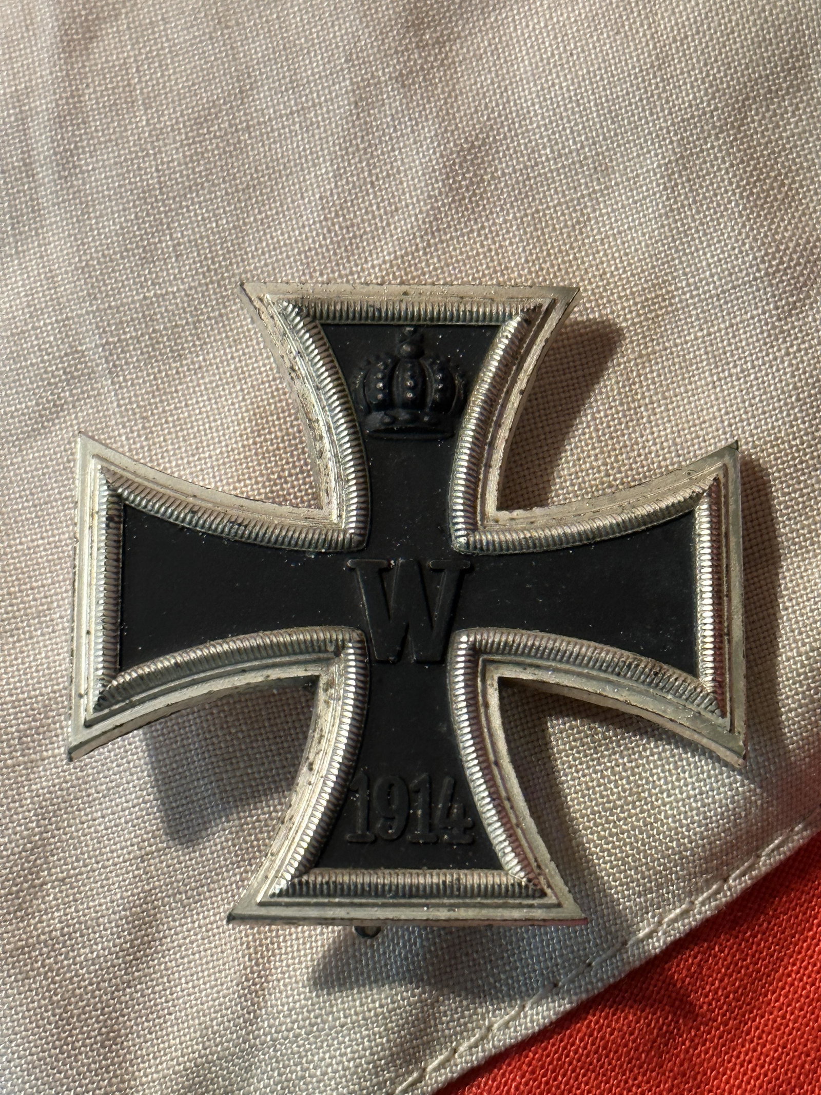 WW1 GERMAN IRON CROSS 1ST CLASS MEDAL: WW1 GERMAN IRON CROSS 1ST CLASS MEDAL. IN GOOD SHAPE AND CONDITION WITH A NICE PATINA THROUGHOUT. SHOWS GOOD WEAR AND USE. PLEASE VIEW ALL DETAILED PICTURES. A WELL MADE ANTIQUE GERMAN ARTIFACT.