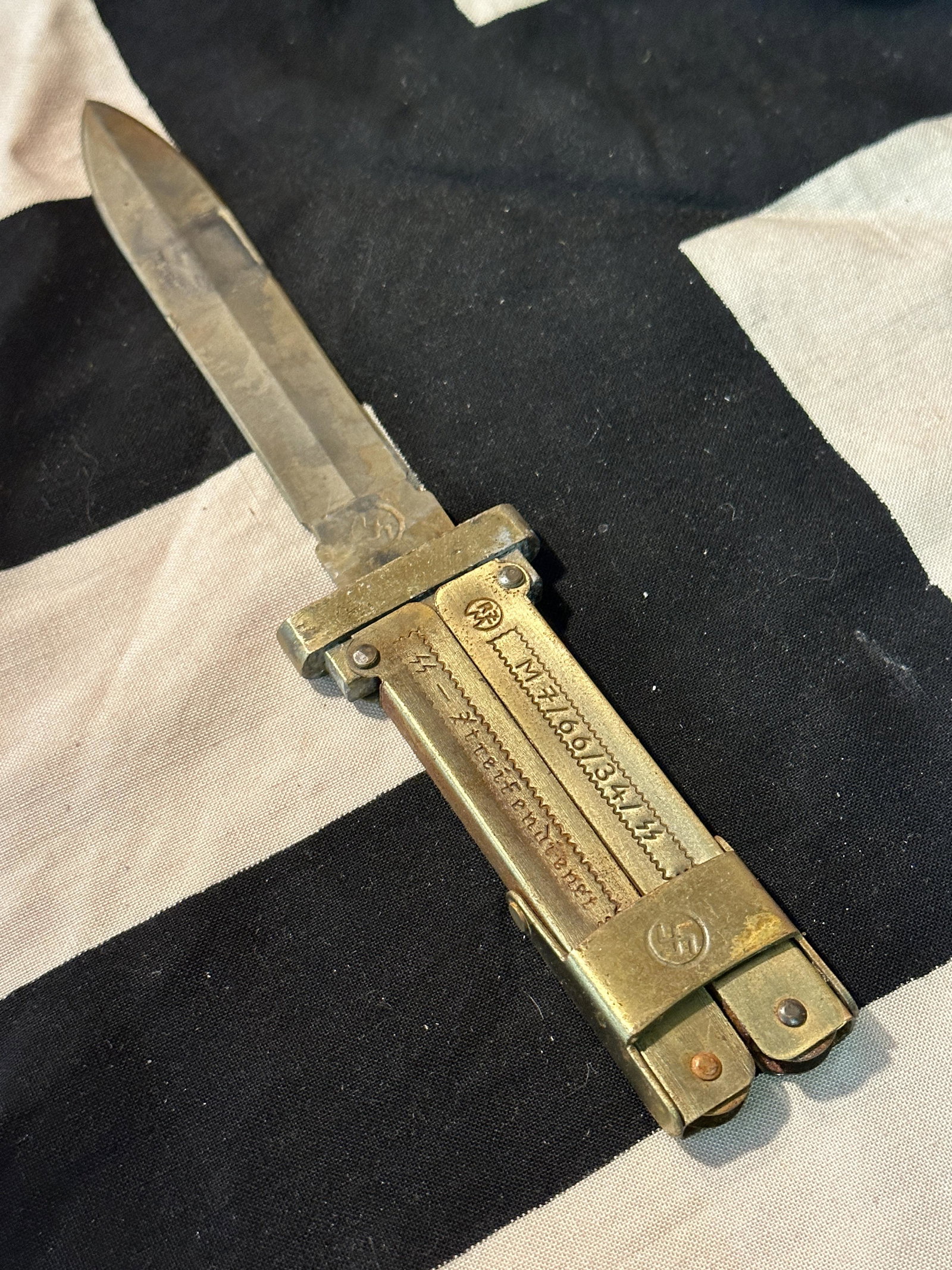 RARE WW2 GERMAN WAFFEN SS GRAVITY FOLDING KNIFE DAGGER: RARE WW2 GERMAN WAFFEN SS GRAVITY FOLDING KNIFE DAGGER. IN GOOD SHAPE AND CONDITION WITH A NICE PATINA THROUGHOUT. SHOWS GOOD WEAR AND USE. PLEASE VIEW ALL DETAILED PICTURES. A WELL MADE ANTIQUE GERMA