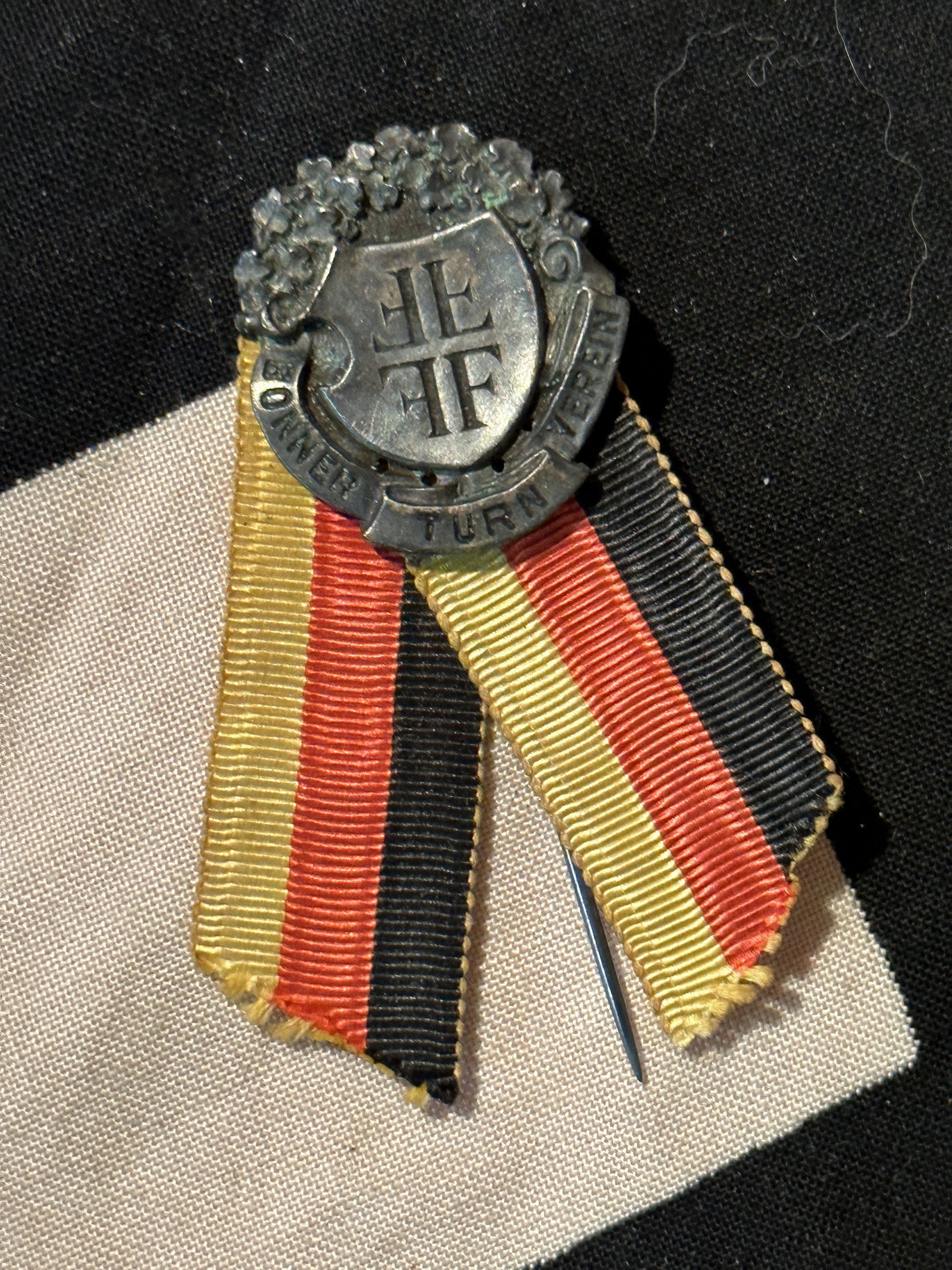 WW1 GERMAN VETERAN'S PIN: WW1 GERMAN VETERAN'S PIN. IT IS IN MINT OVERALL SHAPE AND CONDITION WITH A BEAUTIFUL OVERALL PATINA. SHOWS GOOD WEAR AND USE. PLEASE VIEW ALL DETAILED PICTURES. A WELL MADE ANTIQUE GERMAN ARTIFACT.