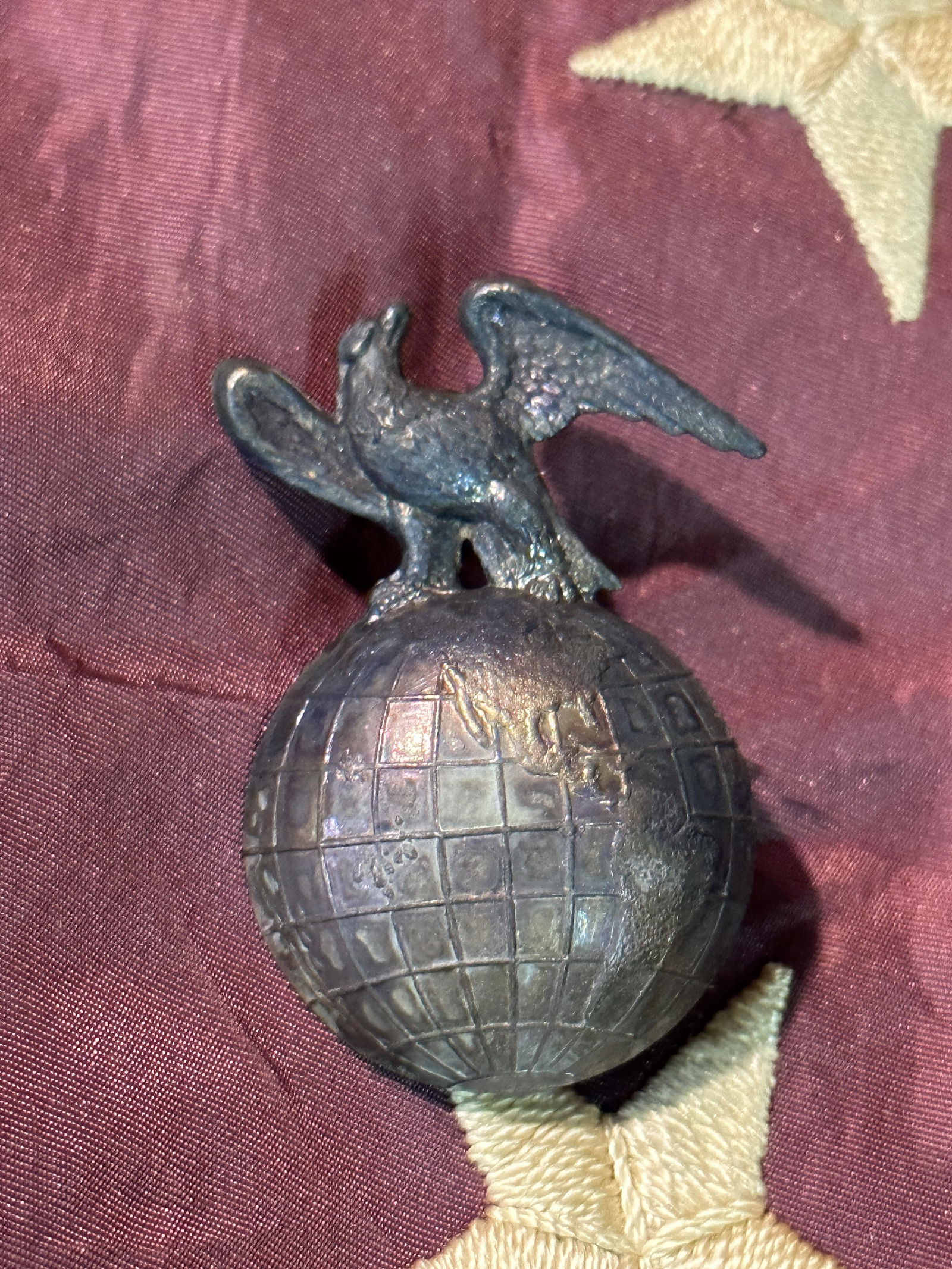 RARE M1867 US MARINE CORPS INSIGNIA HAT DEVICE: RARE M1867 US MARINE CORPS INSIGNIA HAT DEVICE. A RARE FIND. IT IS IN MINT OVERALL SHAPE AND CONDITION WITH A BEAUTIFUL OVERALL PATINA. PLEASE VIEW ALL DETAILED PICTURES. A GREAT FIND AND AN EXCELLENT