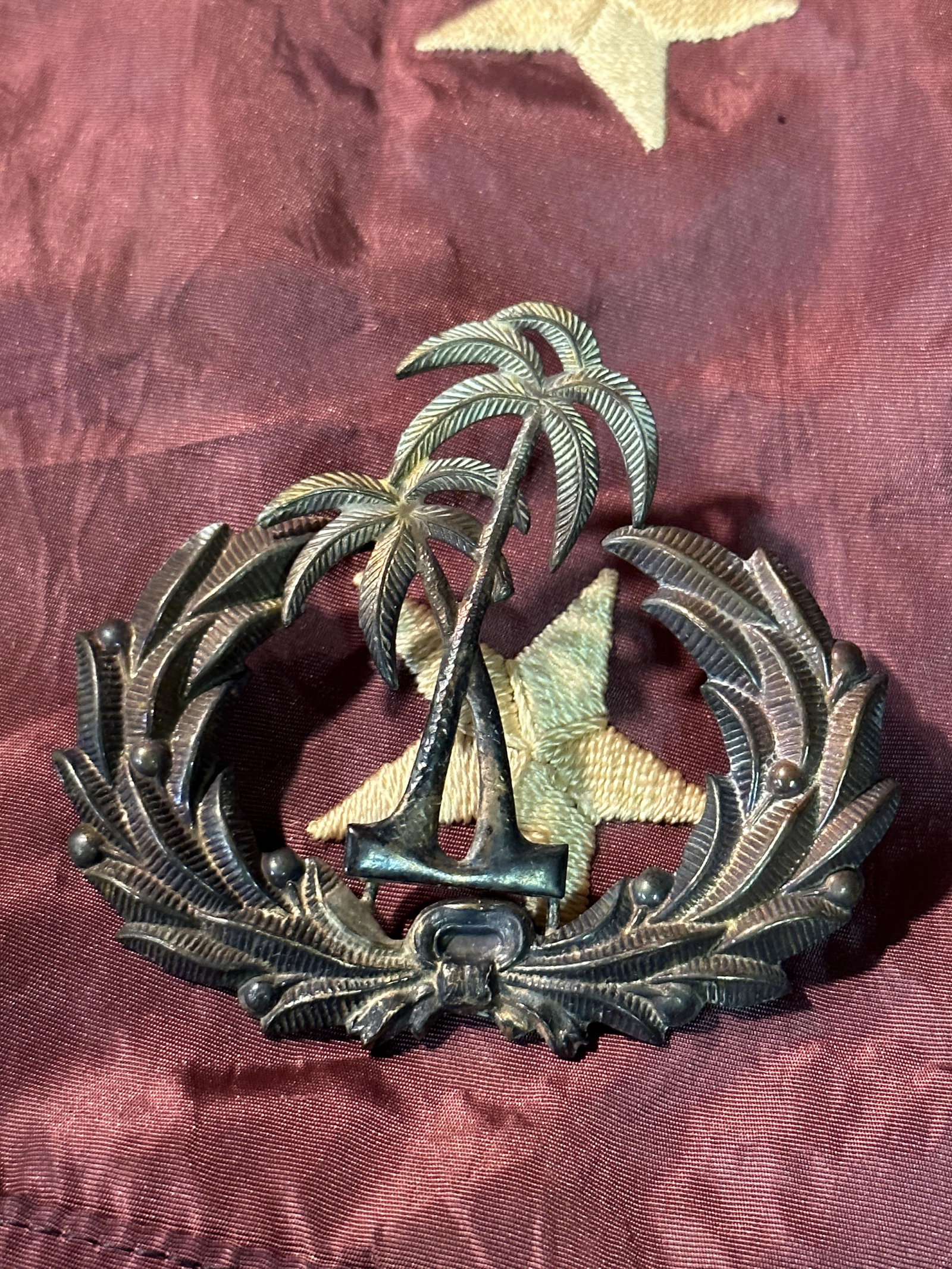 RARE CIVIL WAR CONFEDERATE FLORIDA OFFICER KEPI HAT CAP DEVICE BADGE: RARE CIVIL WAR CONFEDERATE FLORIDA OFFICER KEPI HAT CAP DEVICE BADGE. AN ORIGINAL AND AUTHENTIC FIND. COMES FROM A COLLECTION. IT IS IN MINT OVERALL SHAPE AND CONDITION WITH A BEAUTIFUL OVERALL PATINA