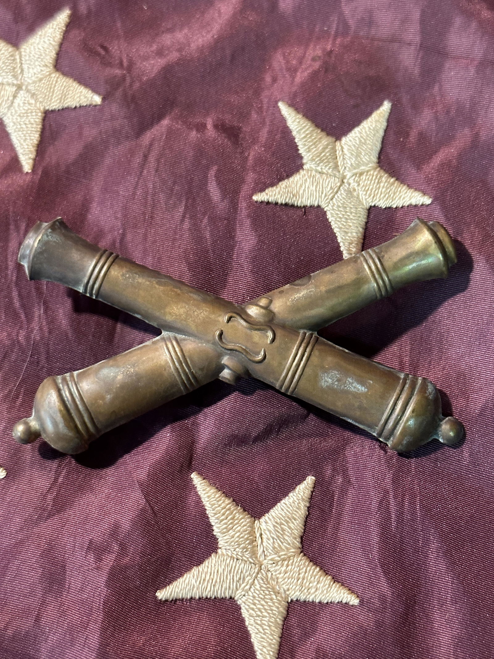 RARE CIVIL WAR CROSSED CANNONS ARTILLERY KEPI HAT CAP BADGE: RARE CIVIL WAR CROSSED CANNONS ARTILLERY KEPI HAT CAP BADGEAN ORIGINAL AND AUTHENTIC FIND. COMES FROM A COLLECTION. IT IS IN MINT OVERALL SHAPE AND CONDITION WITH A BEAUTIFUL OVERALL PATINA. PLEASE VI