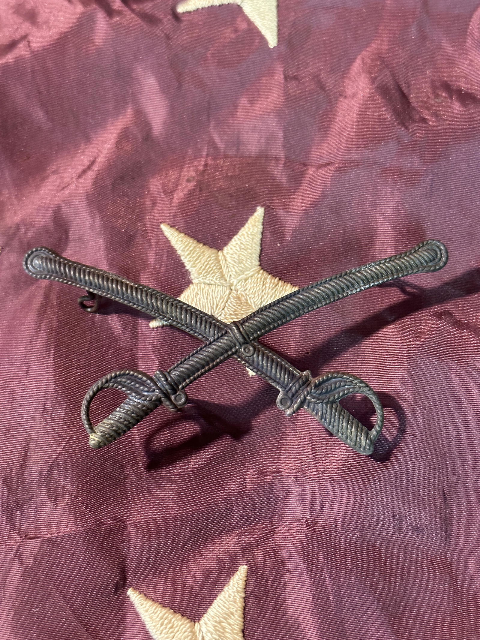 RARE CIVIL WAR EMBROIDERED CROSSED SWORDS CAVALRY KEPI HAT CAP BADGE INSIGNIA: RARE CIVIL WAR EMBROIDERED CROSSED SWORDS CAVALRY KEPI HAT CAP BADGE INSIGNIA. IT IS IN MINT OVERALL SHAPE AND CONDITION WITH A BEAUTIFUL OVERALL PATINA. PLEASE VIEW ALL DETAILED PICTURES. A GREAT FIN