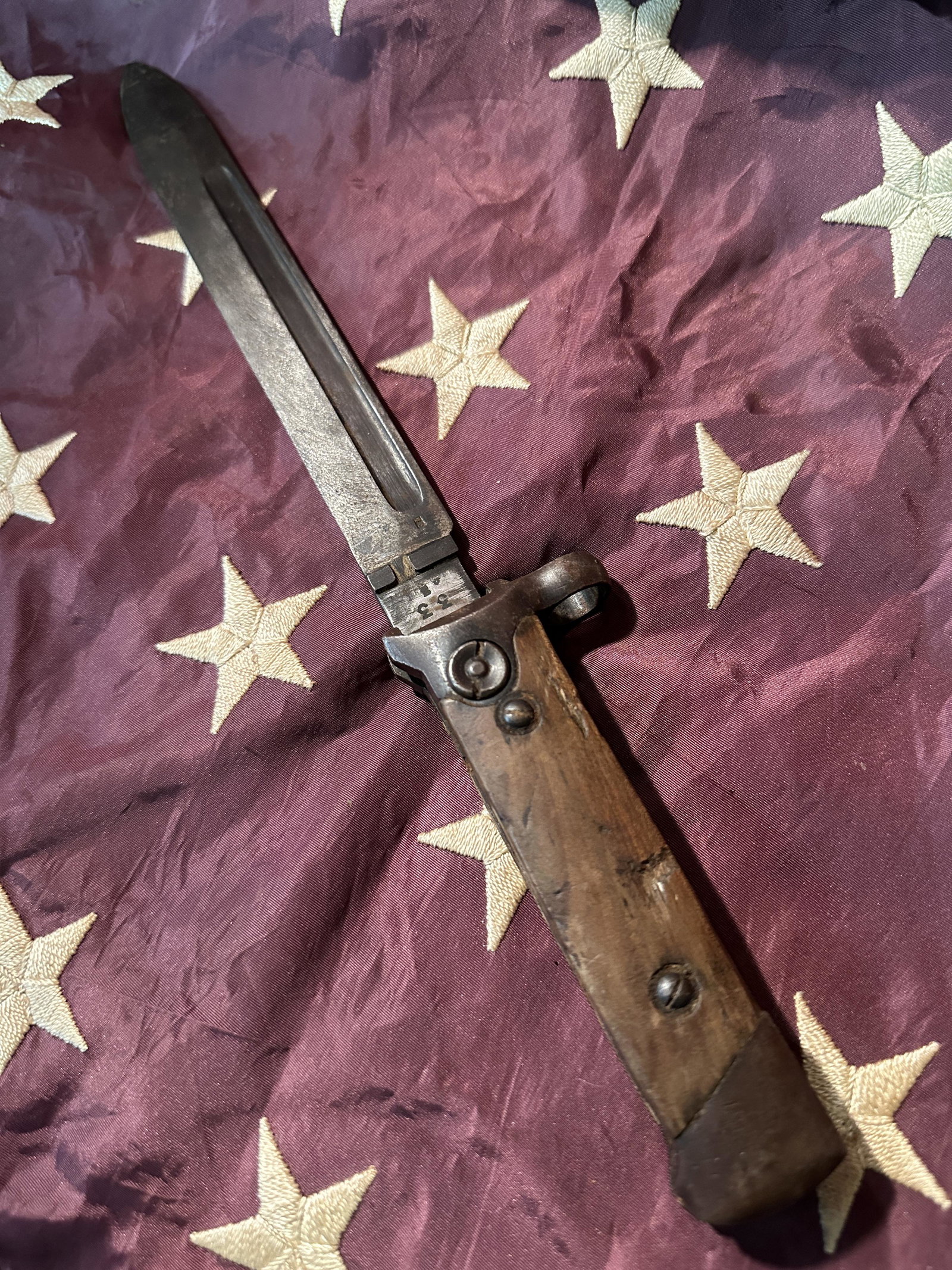 RARE WW1 U.S. FOLDING BAYONET: RARE WW1 U.S. FOLDING BAYONET. A RARE FIND. IT IS IN MINT OVERALL SHAPE AND CONDITION WITH A BEAUTIFUL OVERALL PATINA. PLEASE VIEW ALL DETAILED PICTURES. A GREAT FIND AND AN EXCELLENT ADDITION TO YOUR