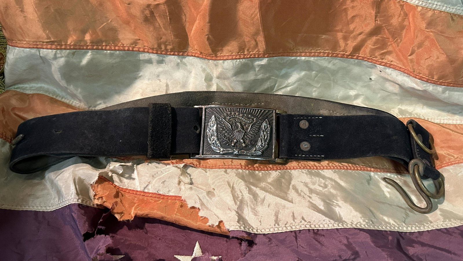 RARE CIVIL WAR M1858 OFFICER BELT WITH BUCKLE: RARE CIVIL WAR M1858 OFFICER BELT WITH BUCKLE. A VERY RARE FIND. IT IS IN MINT OVERALL SHAPE AND CONDITION WITH A BEAUTIFUL OVERALL PATINA. HAS A GREAT LOOK TO IT WITH AN EXCELLENT OVERALL EYE APPEAL.