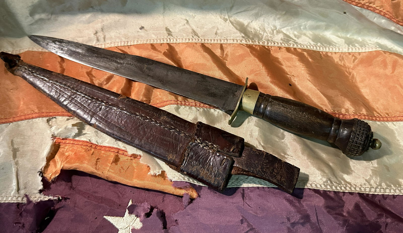 RARE CIVIL WAR CONFEDERATE OFFICER FIGHTING DAGGER WITH LEATHER SHEATH: RARE CIVIL WAR CONFEDERATE OFFICER FIGHTING DAGGER WITH LEATHER SHEATH. A VERY RARE FIND. IT IS IN MINT OVERALL SHAPE AND CONDITION WITH A BEAUTIFUL OVERALL PATINA. HAS A GREAT LOOK TO IT WITH AN EXCE