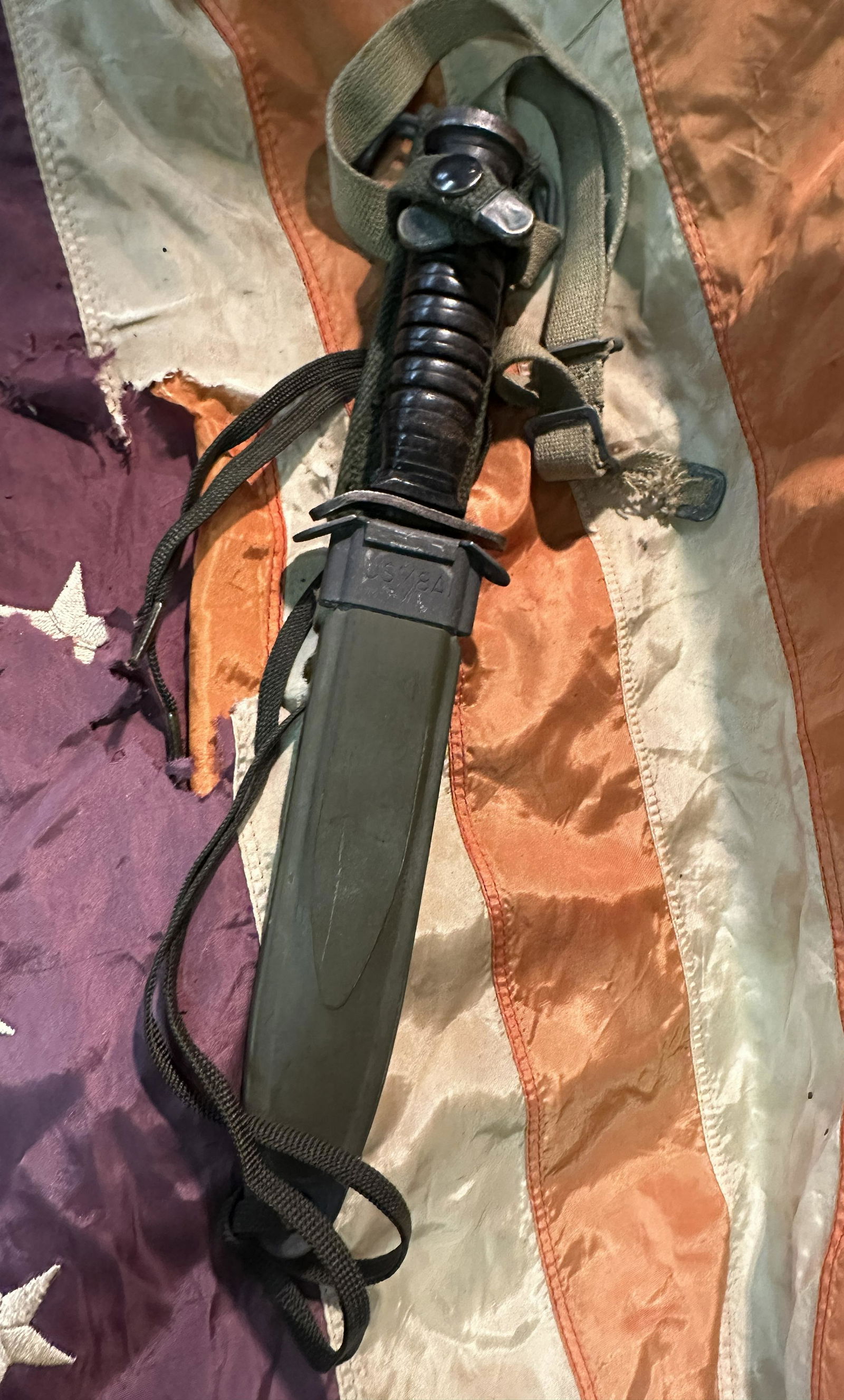 RARE VIETNAM WAR U.S. 84 FIGHTING DAGGER WITH SHEATH: RARE VIETNAM WAR U.S. 84 FIGHTING DAGGER WITH SHEATH. IT IS IN MINT OVERALL SHAPE AND CONDITION WITH A BEAUTIFUL OVERALL PATINA. HAS A GREAT LOOK TO IT WITH AN EXCELLENT OVERALL EYE APPEAL. PLEASE VIE