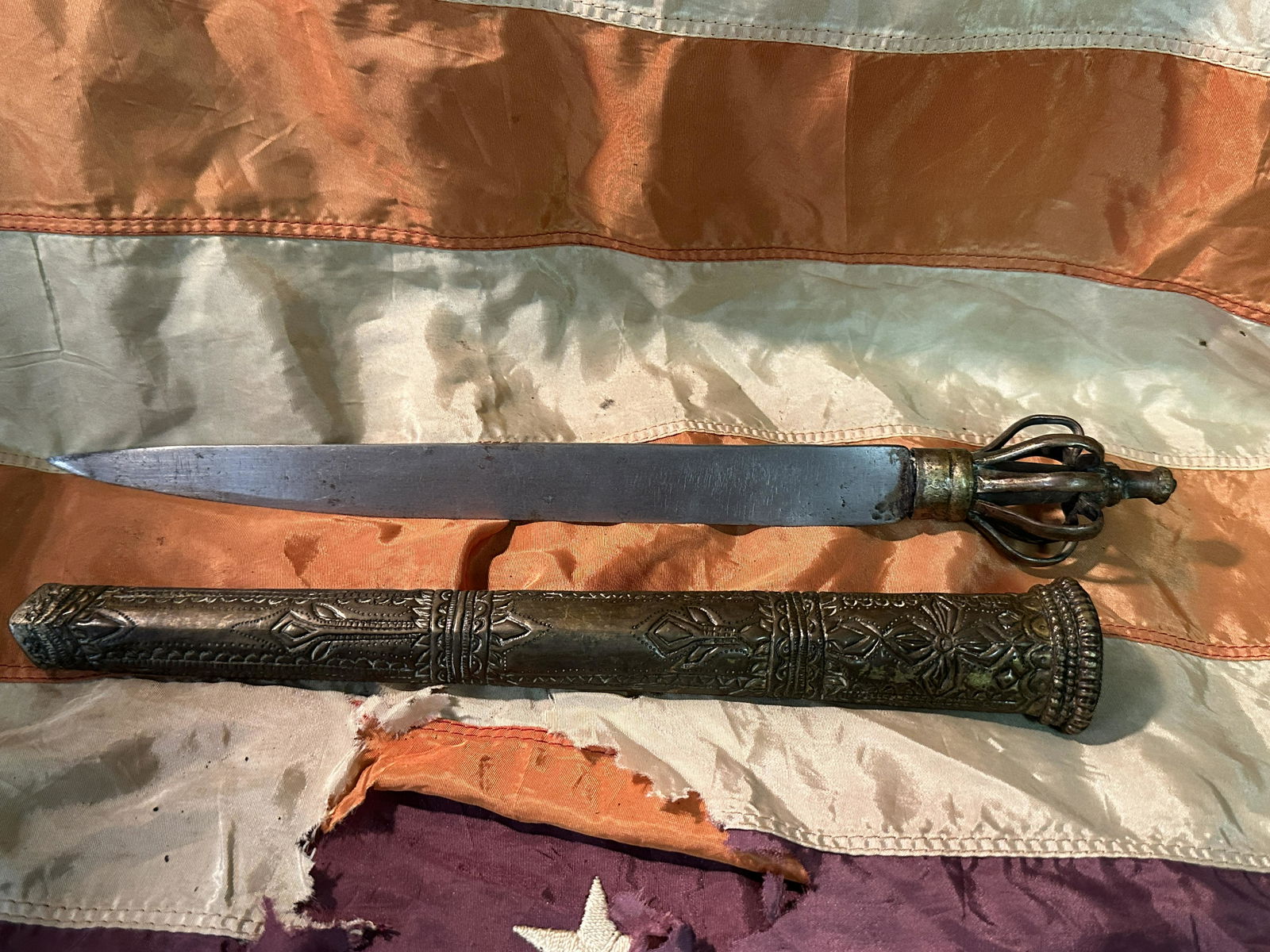 ULTRA RARE REVOLUTIONARY WAR ERA PUCTURE DAGGER WITH SHEATH: ULTRA RARE REVOLUTIONARY WAR ERA PUCTURE DAGGER WITH SHEATH. A VERY RARE FIND. IT IS IN MINT OVERALL SHAPE AND CONDITION WITH A BEAUTIFUL OVERALL PATINA. HAS A GREAT LOOK TO IT WITH AN EXCELLENT OVERA