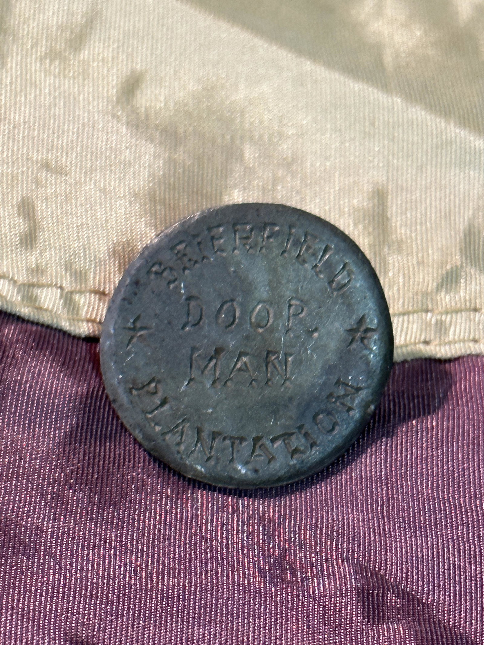DATED 1850 GT BRIERFIELD PLANTATION DOOR MAN BUTTON: DATED 1850 GT BRIERFIELD PLANTATION DOOR MAN BUTTON. A VERY RARE FIND. IT IS IN MINT OVERALL SHAPE AND CONDITION WITH A BEAUTIFUL OVERALL PATINA. SHOWS GOOD WEAR AND USE. PLEASE VIEW ALL DETAILED PICT